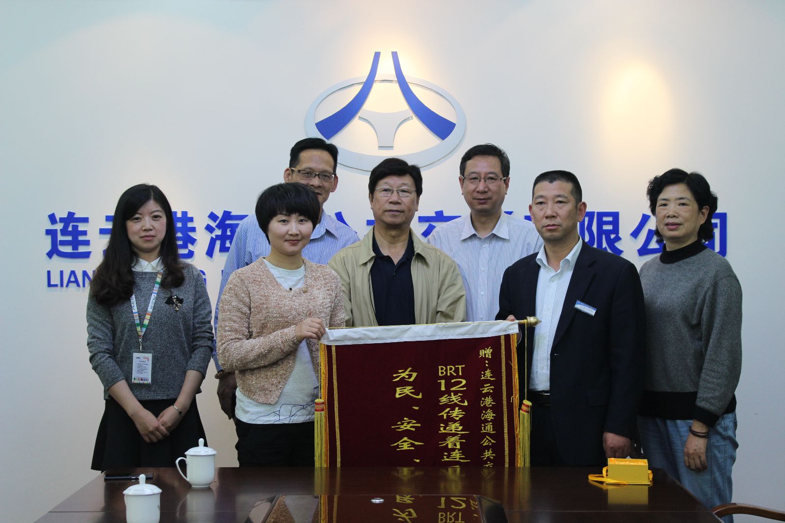 B12线优质服务促发展 华东城喜送锦旗表谢意