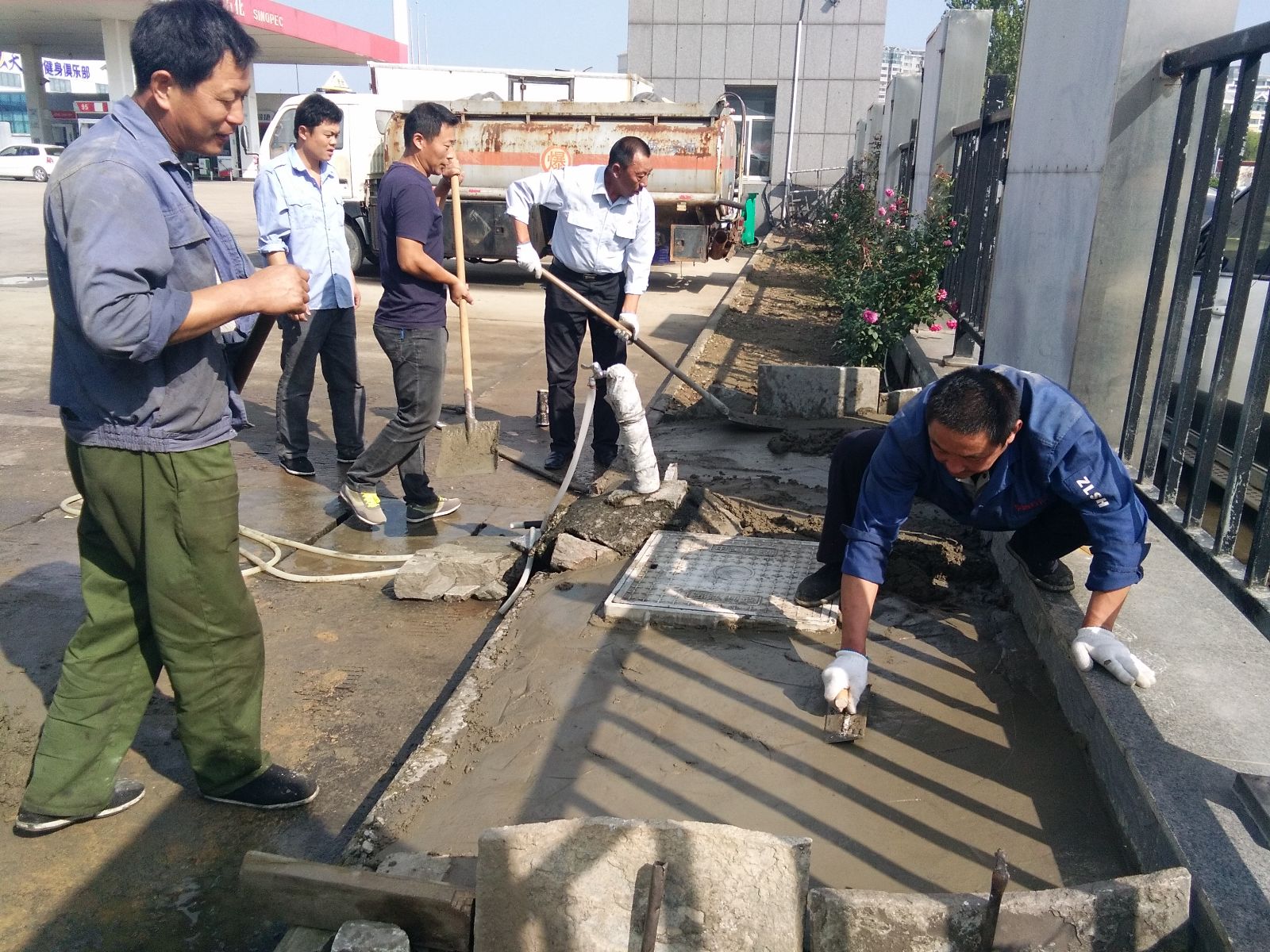 公交东部公司自建清洗水泥台面 为创卫助力