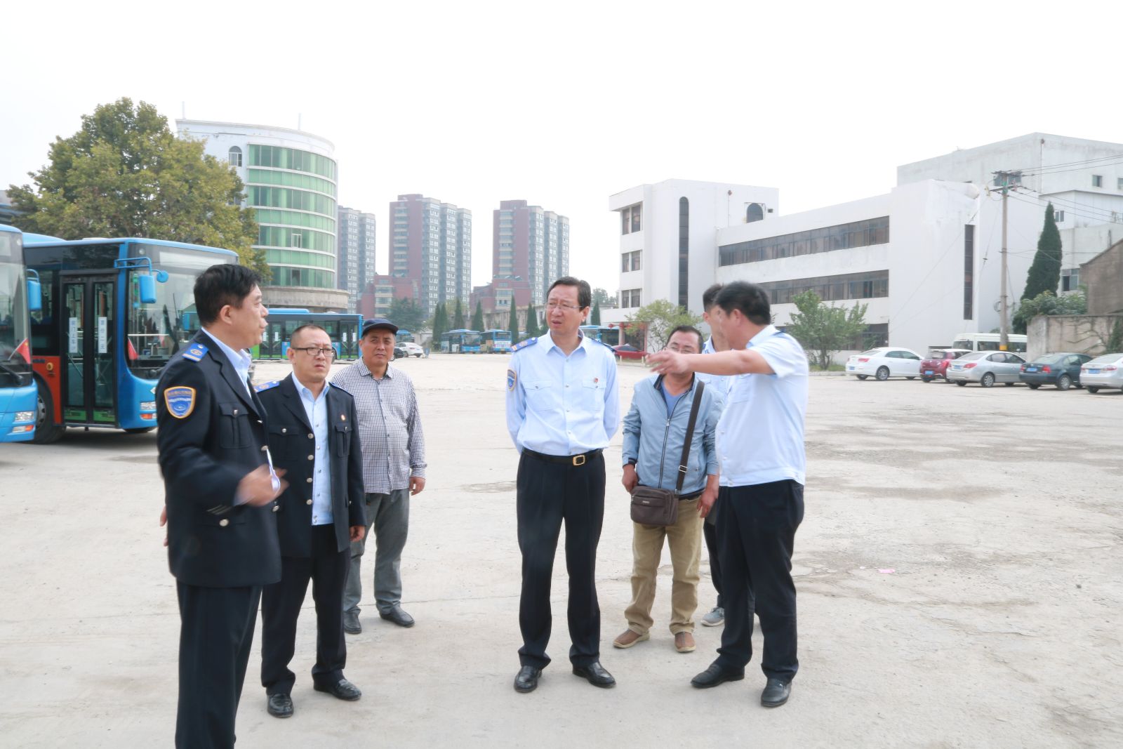 公交集团领导到汉高华威督促停车场改造工作