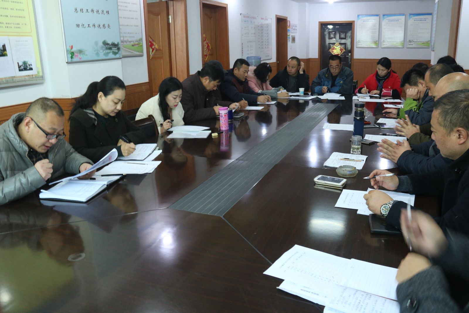 公交新浦公司党支部召开民主评议党员会