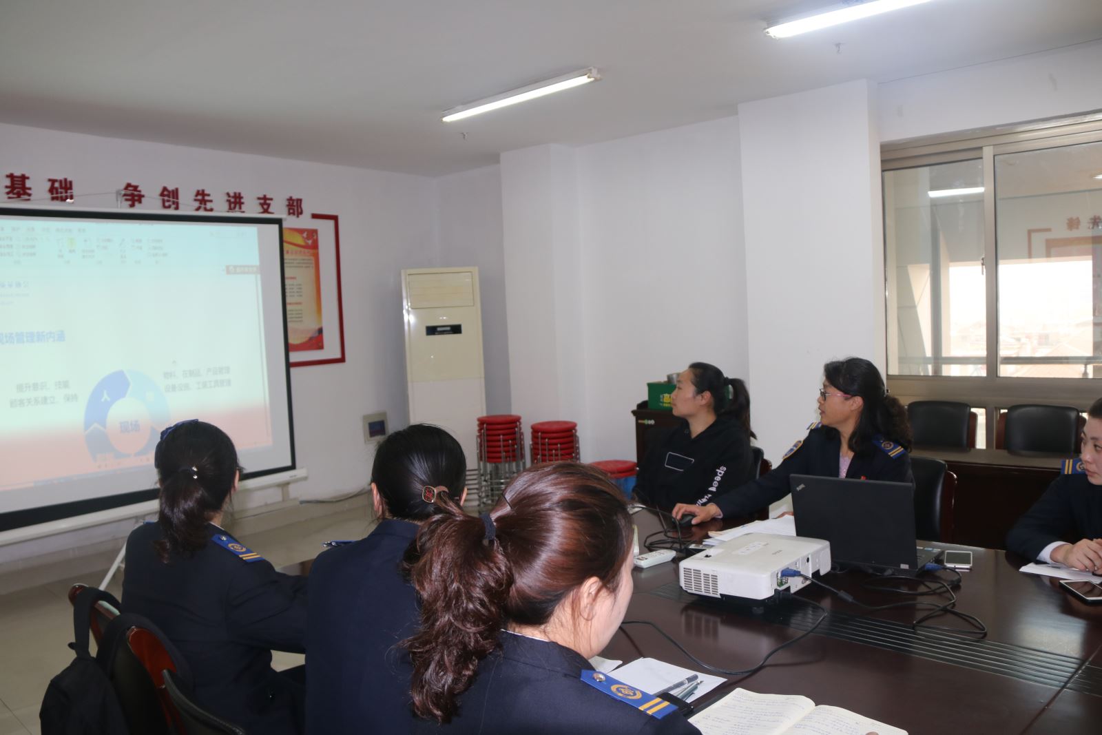 公交集团快速公交事业部开展站务组长现场管理知识培训
