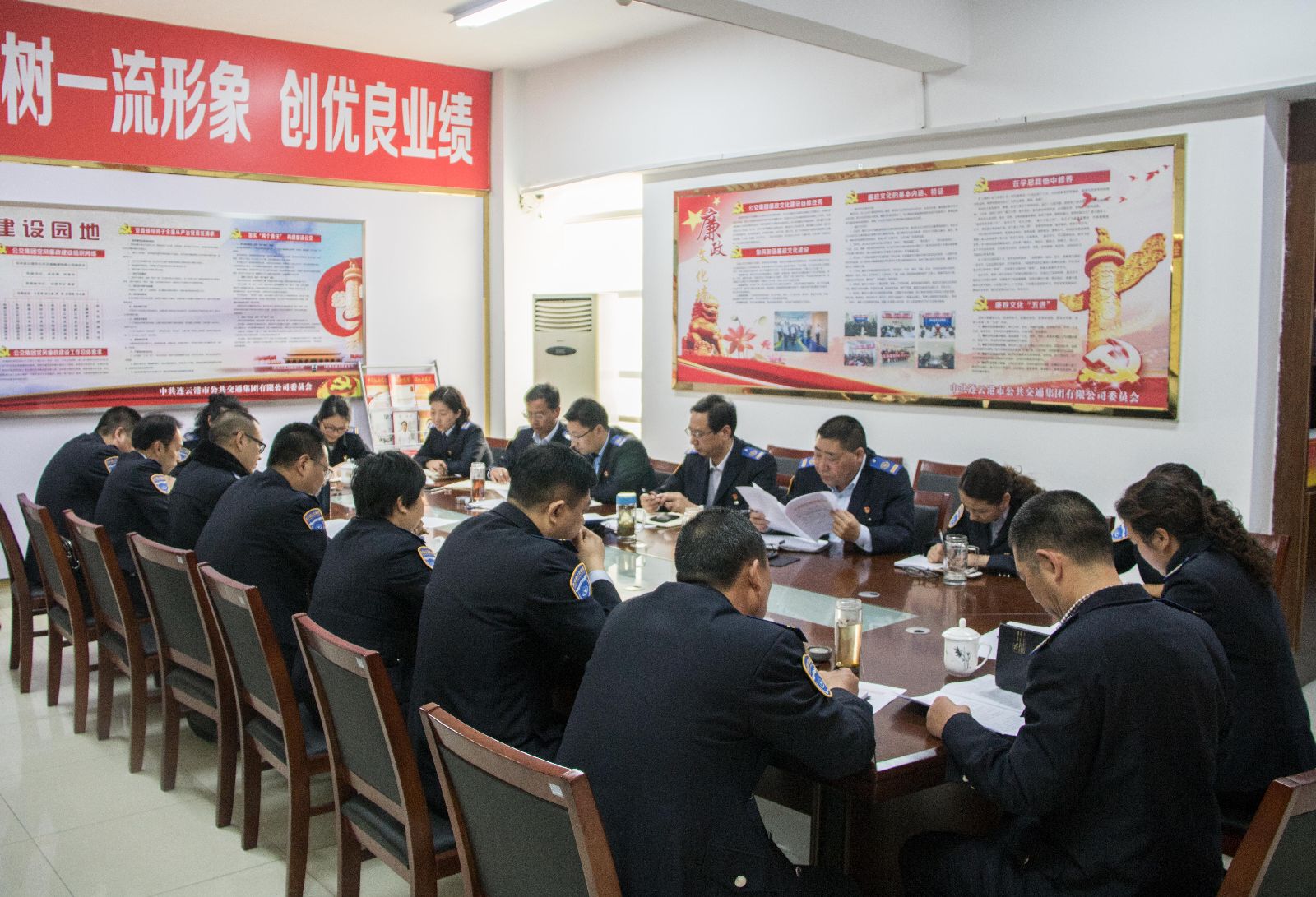 公交集团召开清明小长假运输保障会议