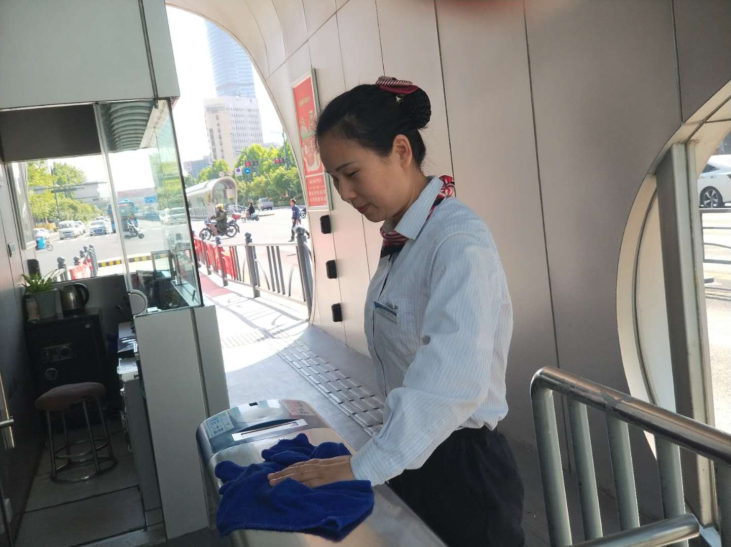 公交集团站务员坚守岗位助老人，优质服务暖人心