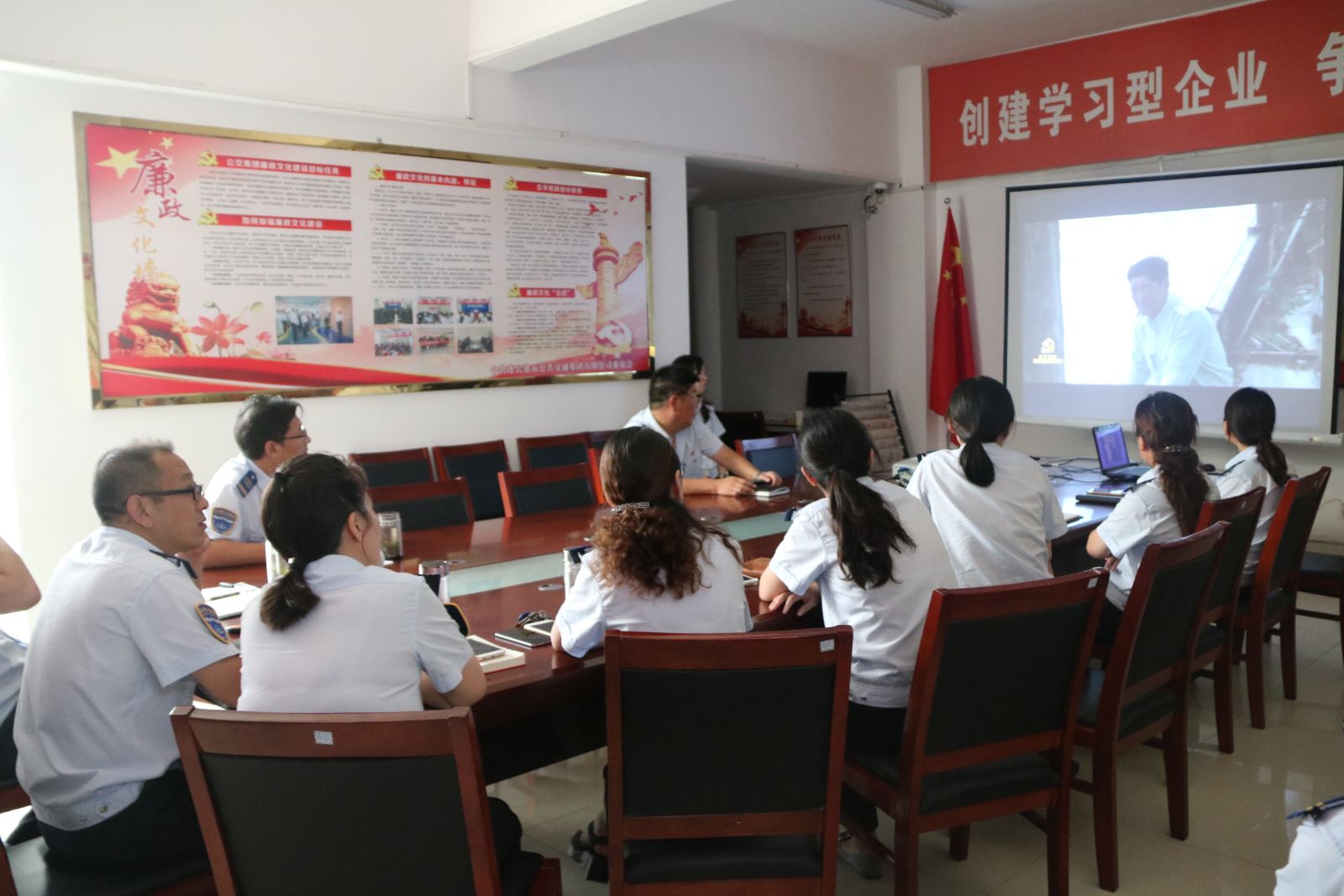 公交集团组织党员干部观看《两个人的海岛》专题片