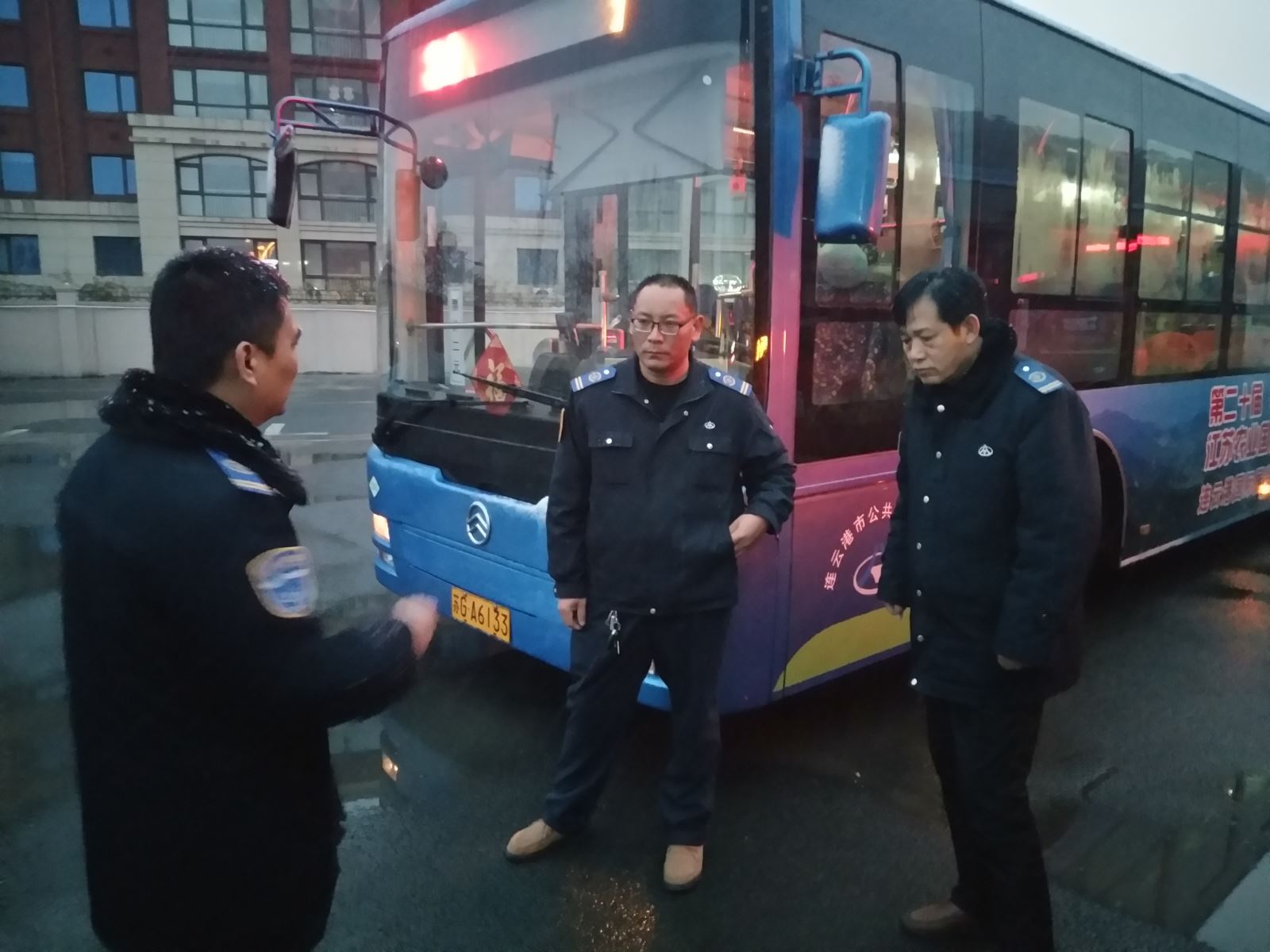 公交集团公交事业二部积极应对低温雨雪恶劣天气