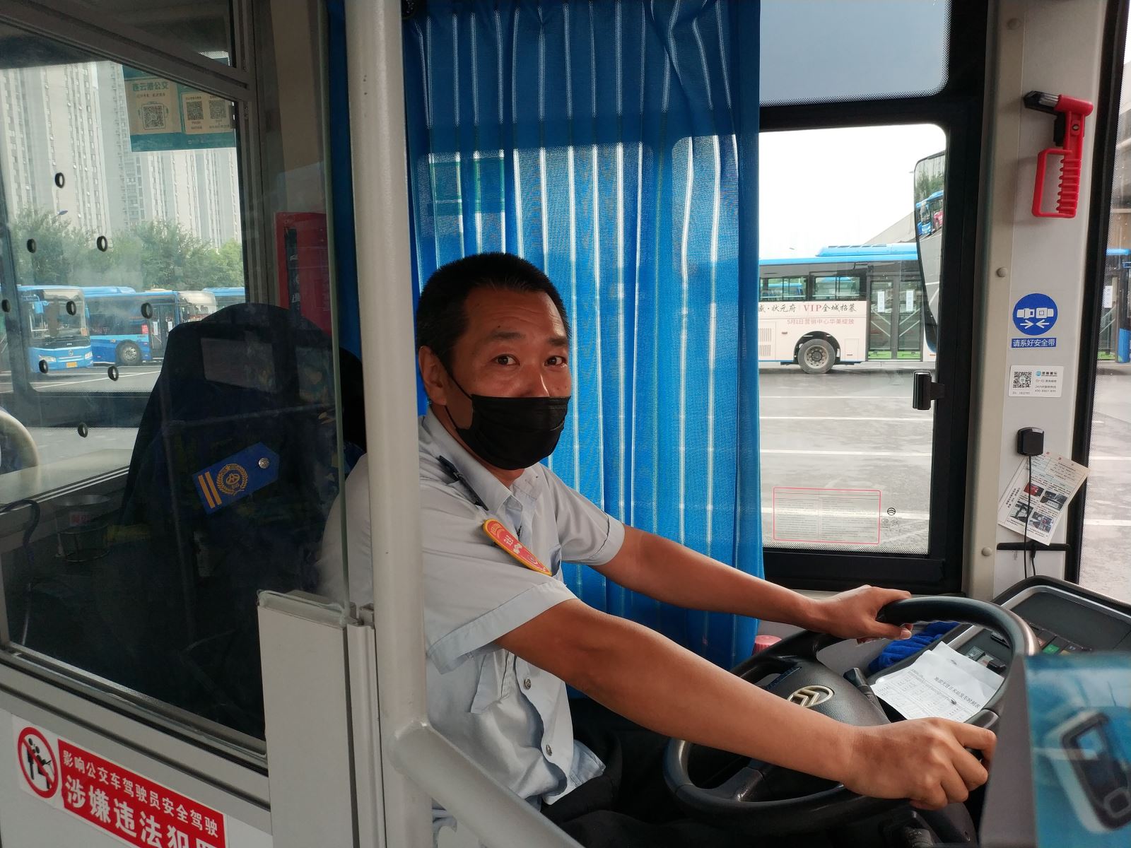 公交集团公交事业二部37路驾驶员孙卫东及时归还乘客丢失的手机受表扬