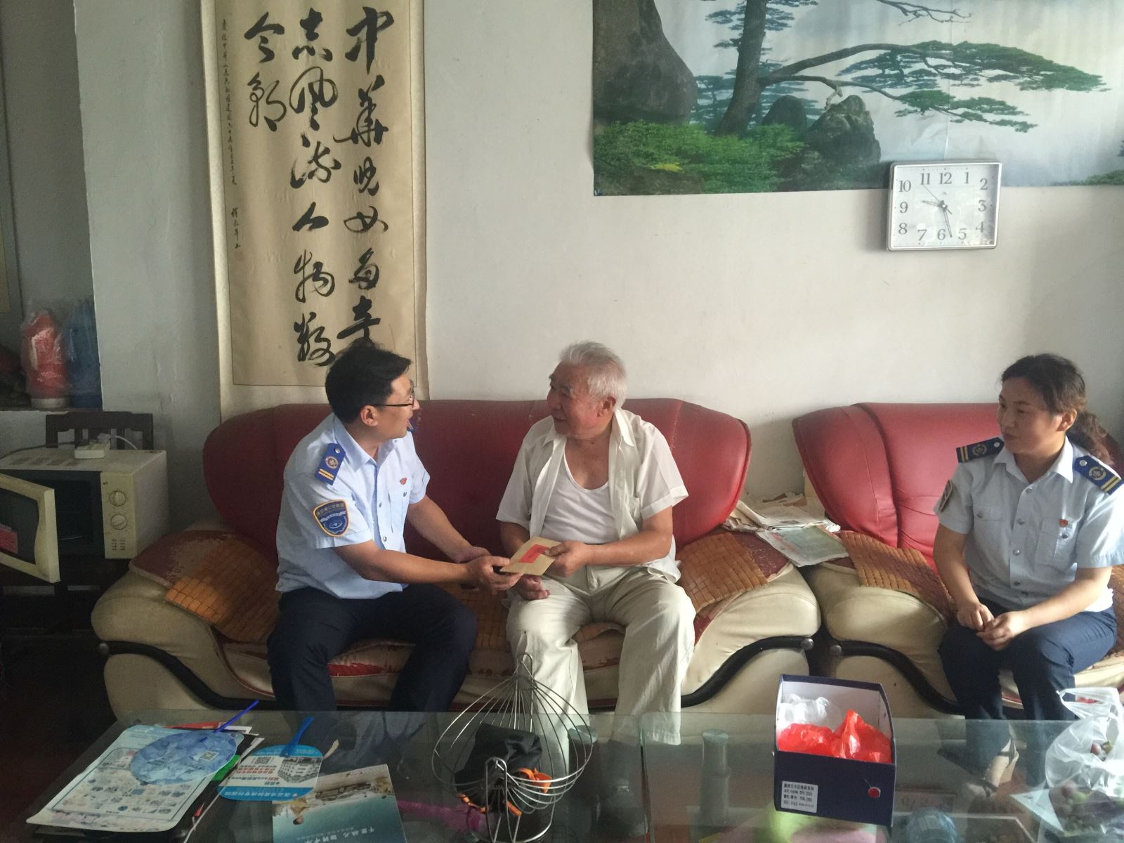 公交集团“八一”前夕走访慰问企业军转干部