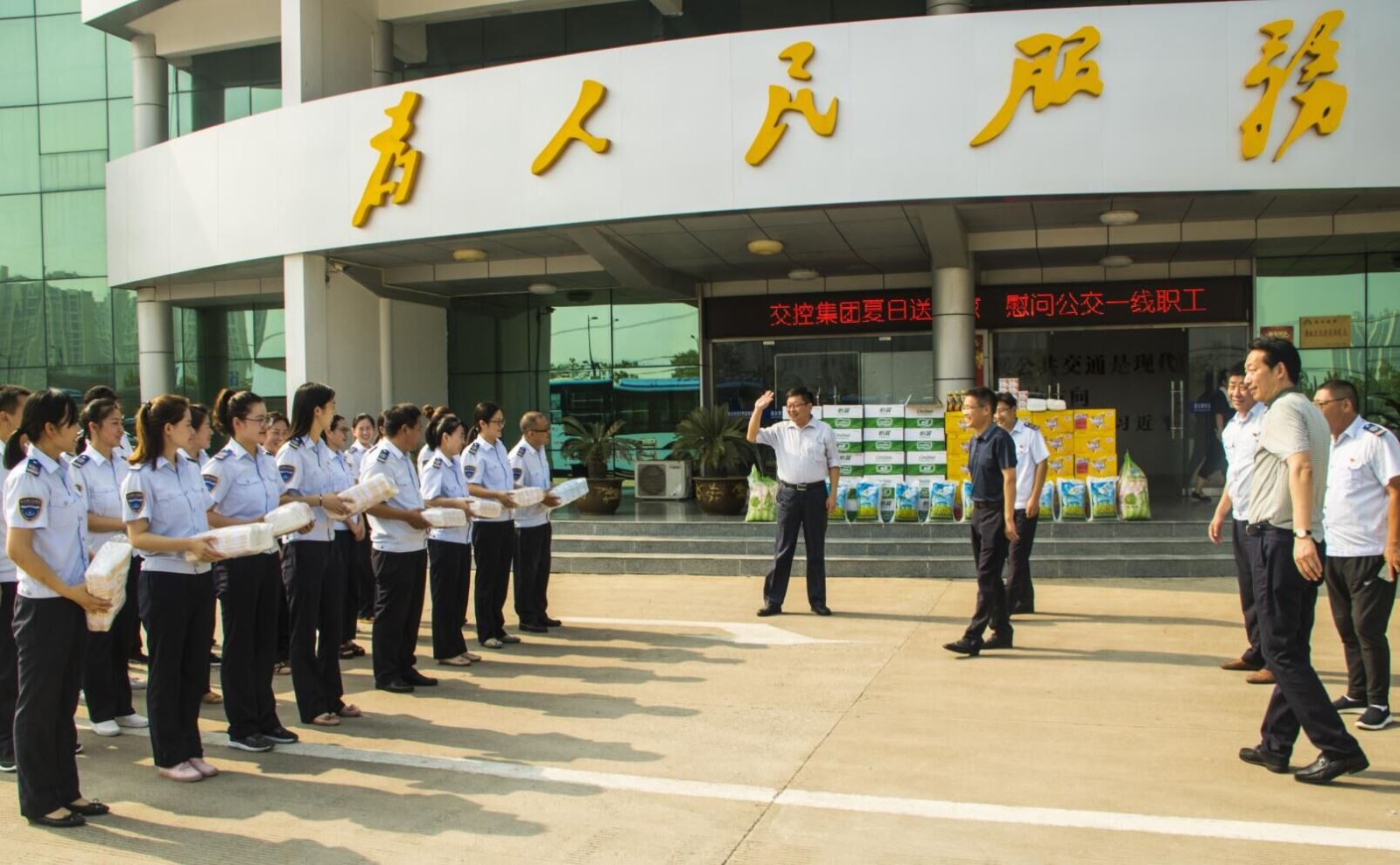 市交通控股集团领导到公交集团为一线职工“送清凉”