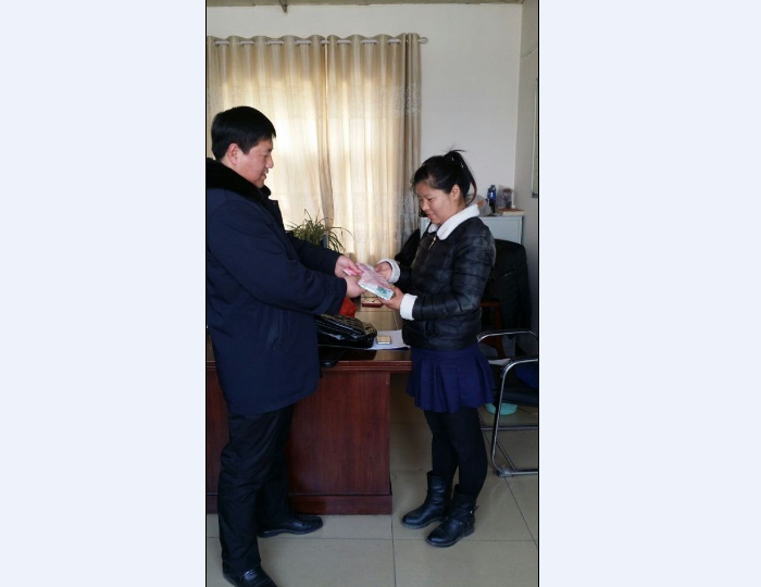 快速公交驾驶员郭加华拾到6900元现金归还失主