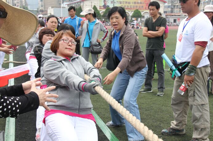 公司获市女职工趣味运动会拔河比赛第五名