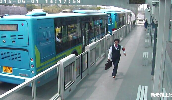 BRT站务员张永静、孟金帮助乘客找回3600元现金