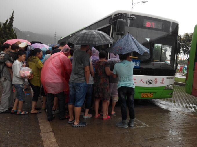 东部公司管理人员风雨无阻疏导乘客