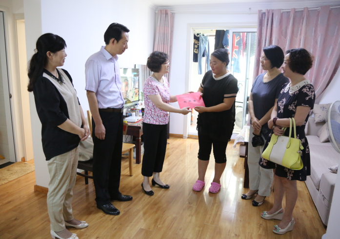 市总工会领导走访慰问公交困难职工