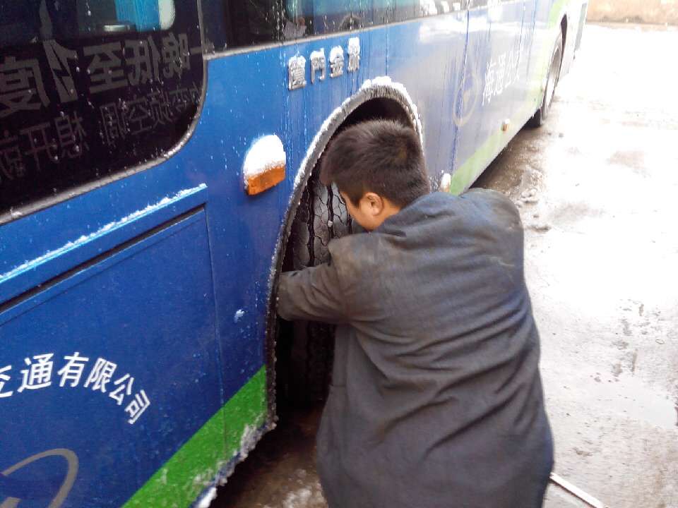 公交维修公司全力抢修被冻公交车辆