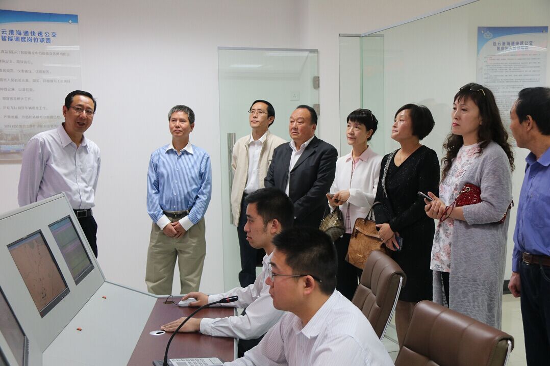 市人大政协代表参观公交BRT智能调度中心