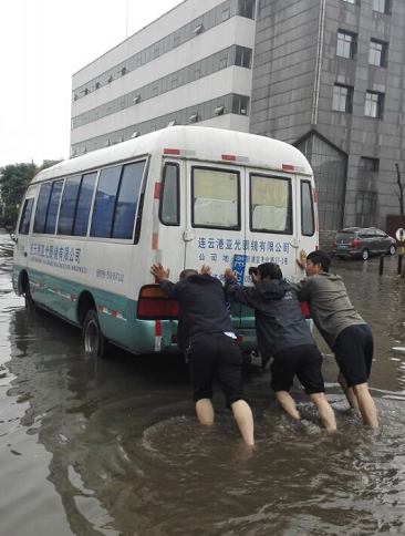 暴雨后部分路段积水 公交BRT—B13线和B1K线临时更改线路
