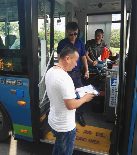 公交海州公司对空调滤网进行专项检查