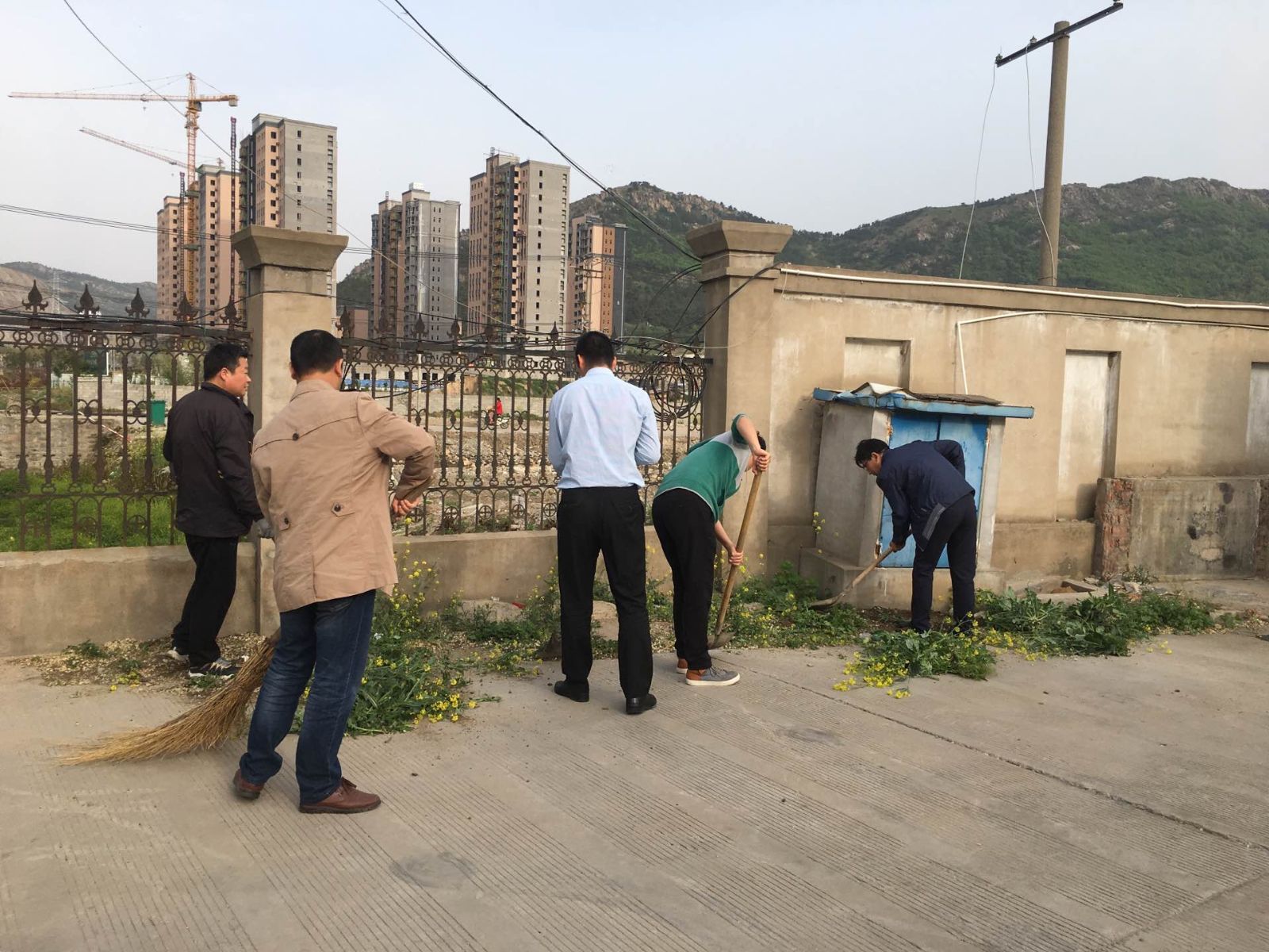 公交集团开展新华场站卫生环境清理整顿工作