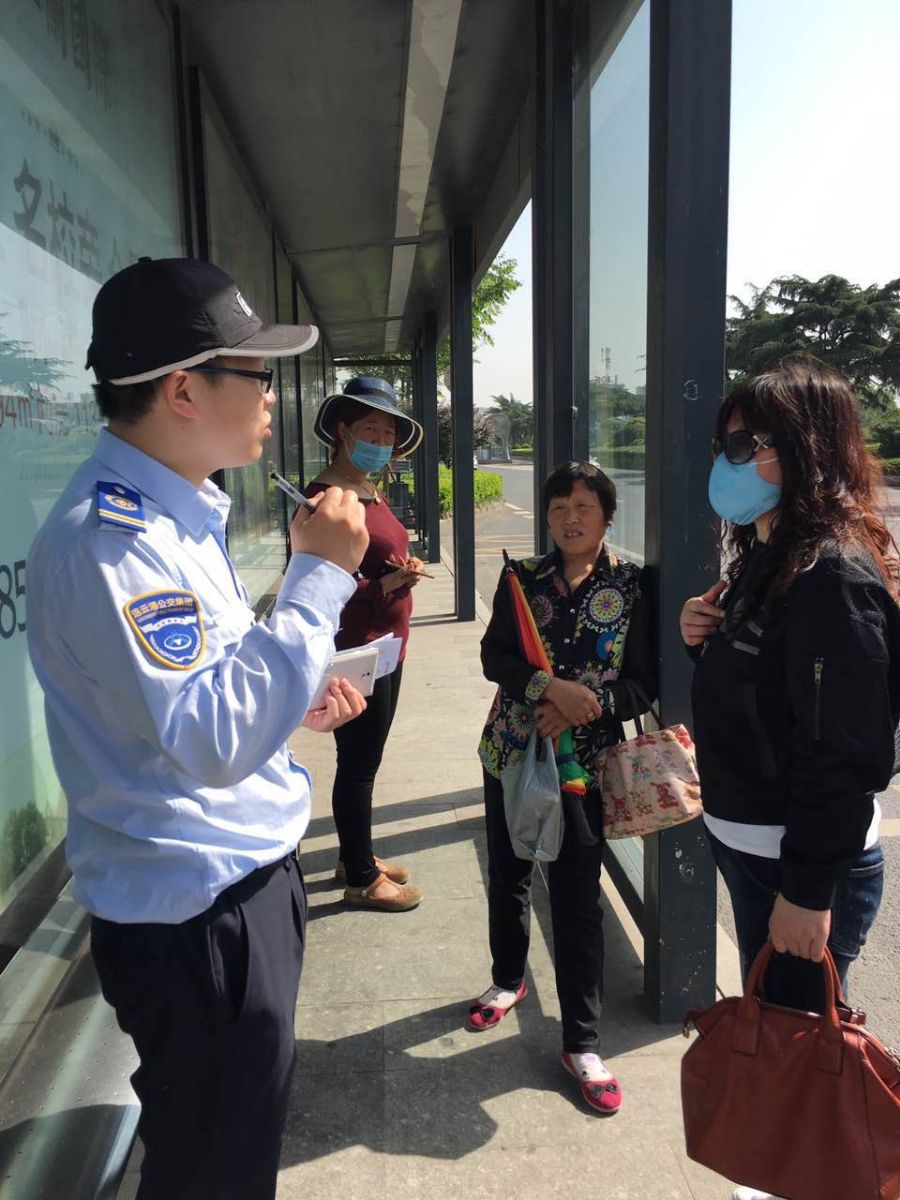 公交线路临时改道，工作人员现场进行客流疏导