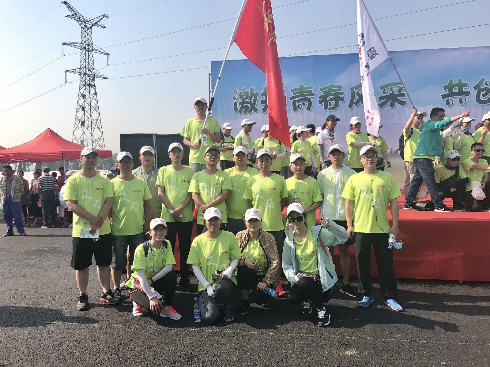 公交集团组织青年志愿者参加青年毅行活动