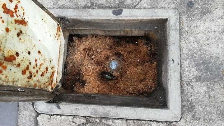 公交快速公司总务科防患于未然提前做好冬季站台及场站水管水表防冻工作