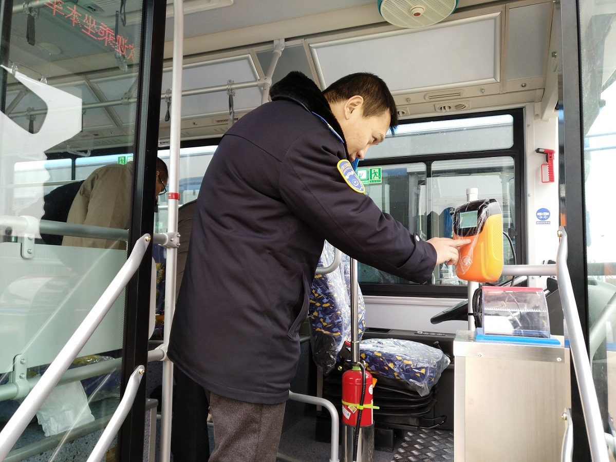 公交集团全力做好新车报站设备 安装、调试工作