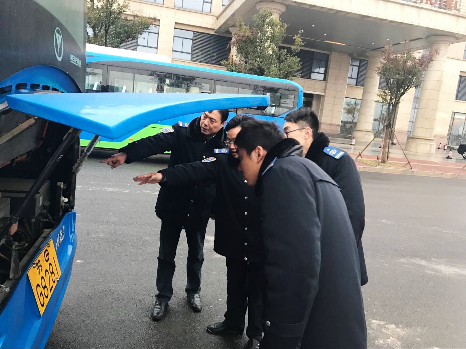 公交集团佳连公司开展冬季“雨雪天气”车辆检查活动