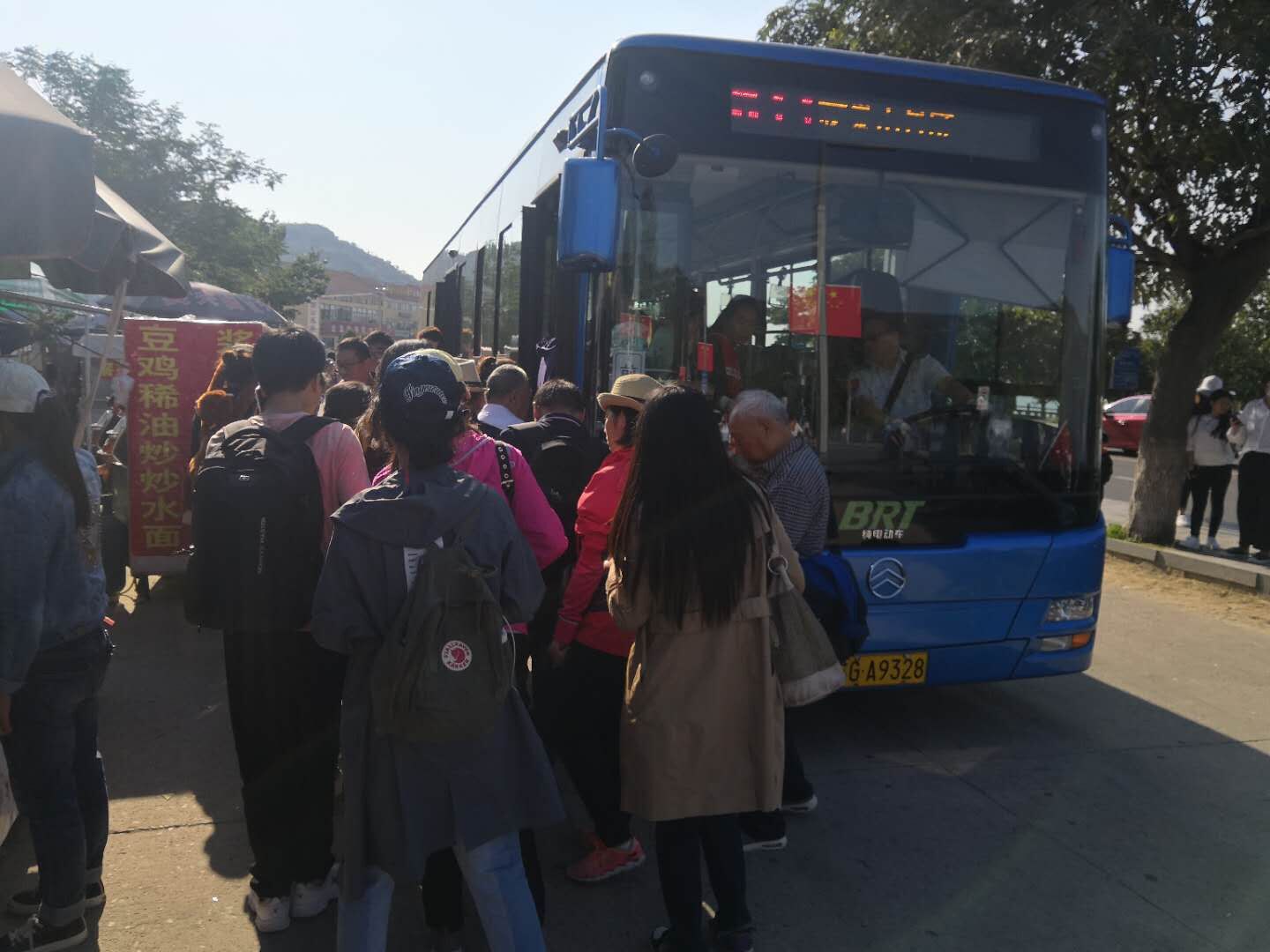 公交集团快速公司国庆长假职工坚守岗位 为乘客出行提供便利