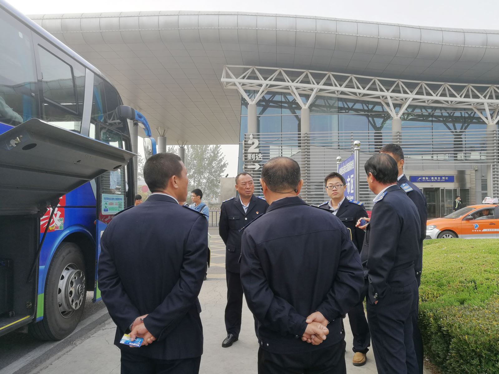 公交集团佳连公司开展机场文明线检查 助推文明城市建设