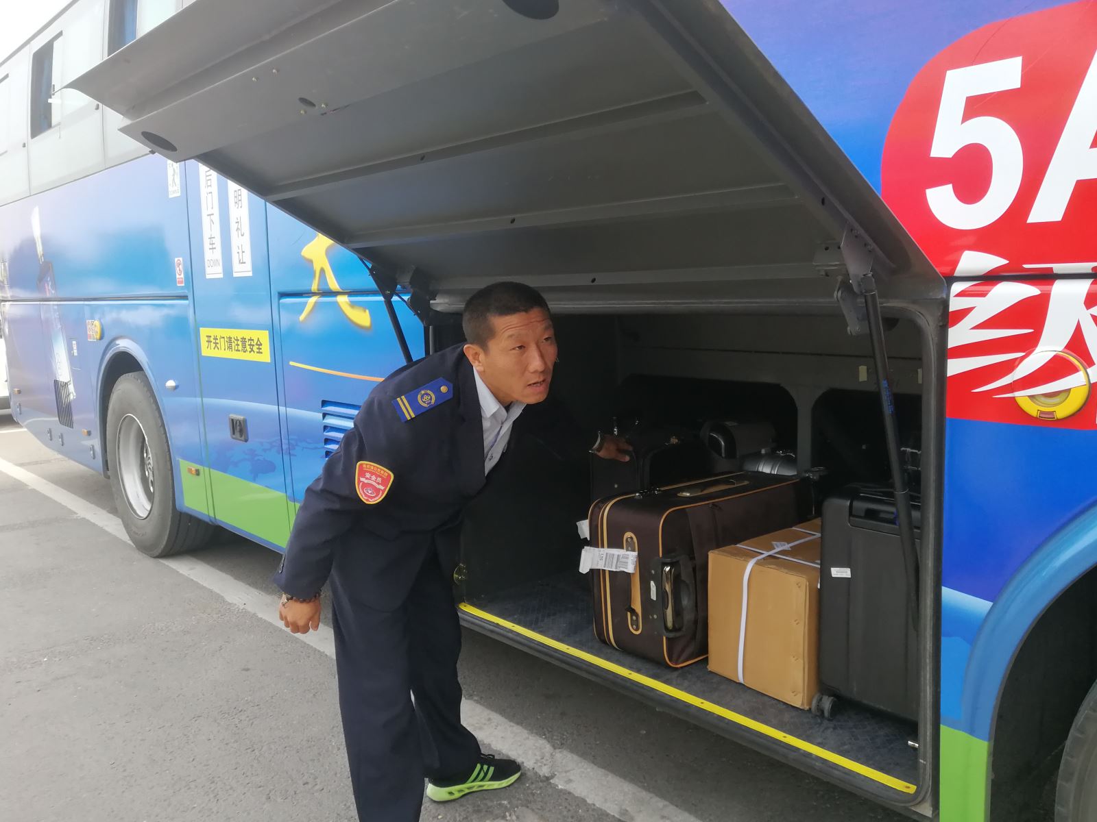 公交集团佳连公司为创建文明城市添彩