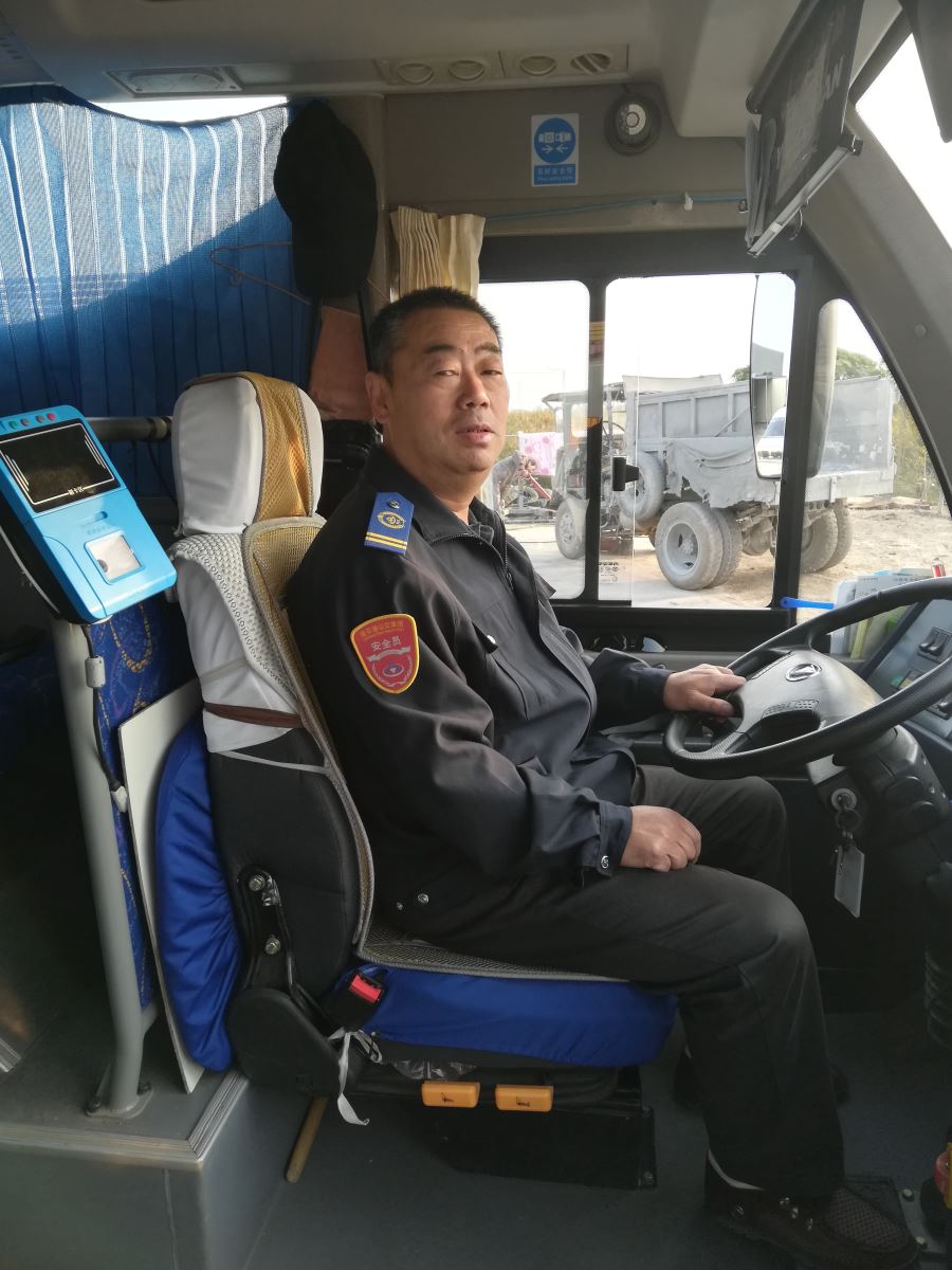 公交集团佳连公司52路驾驶员张秀春及时归还乘客丢失的背包受表扬
