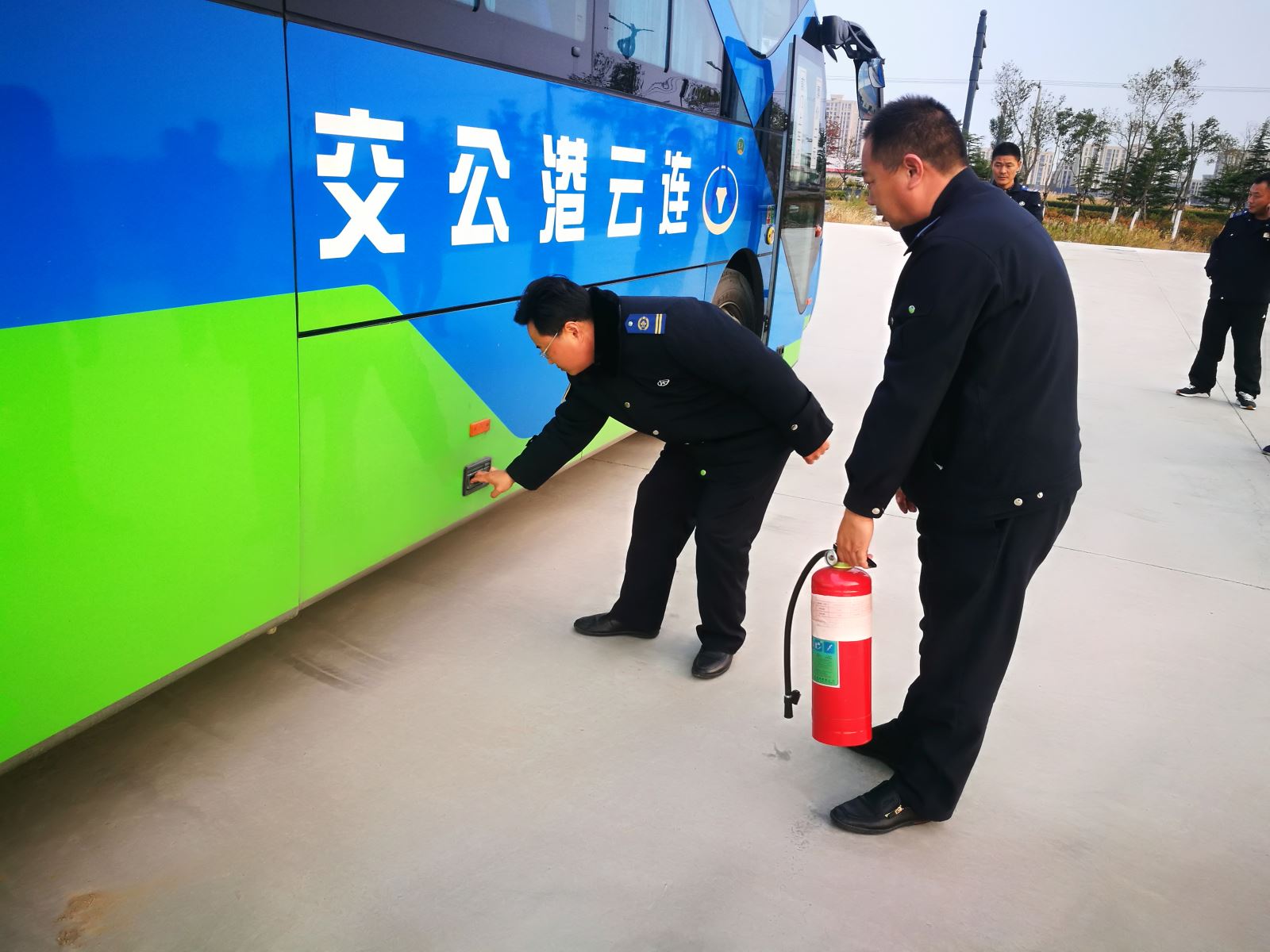 公交集团佳连公司开展纯电动车应急处置现场培训