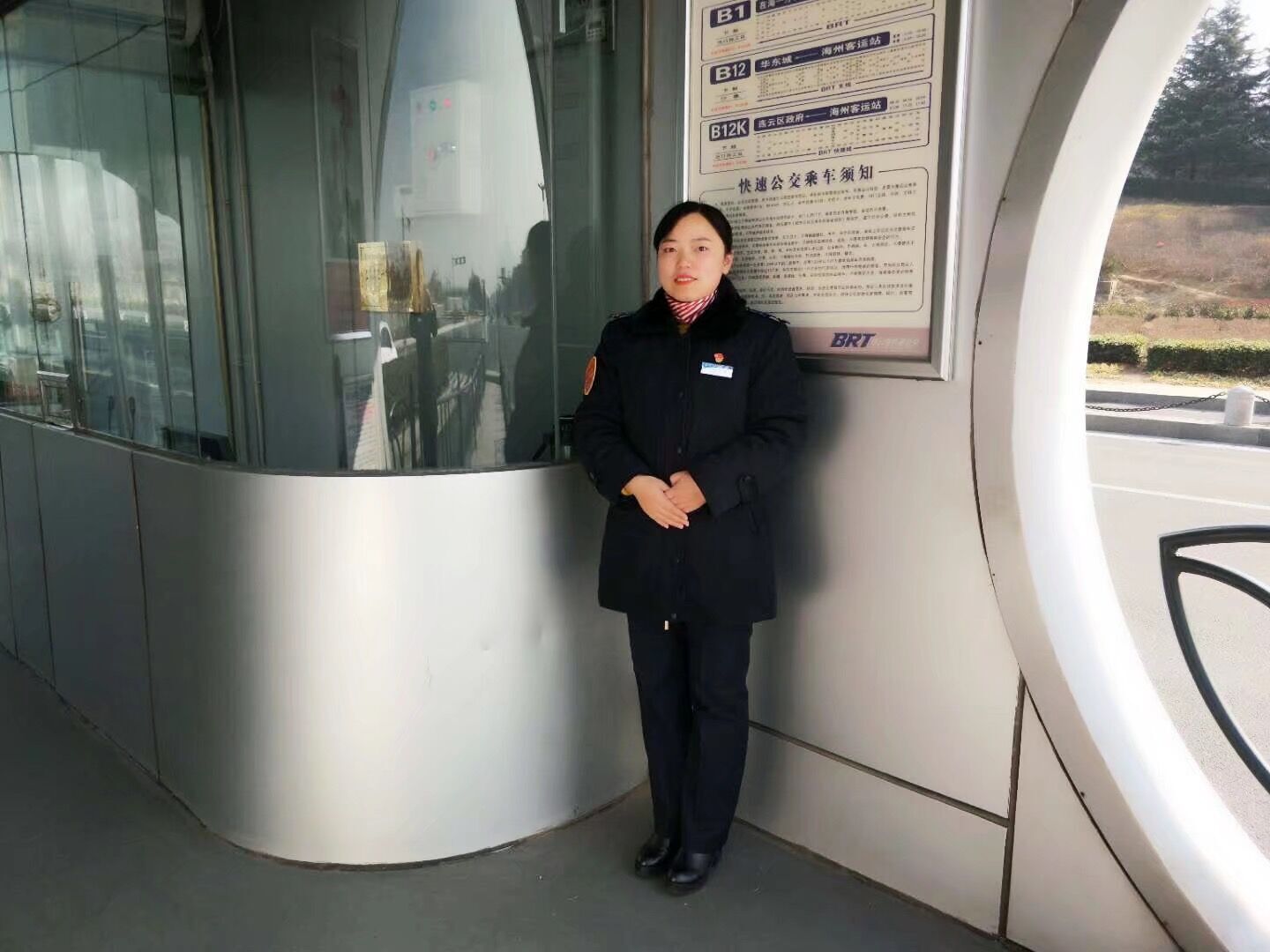 公交集团快速公交事业部站务员温馨服务解决乘客燃眉之急