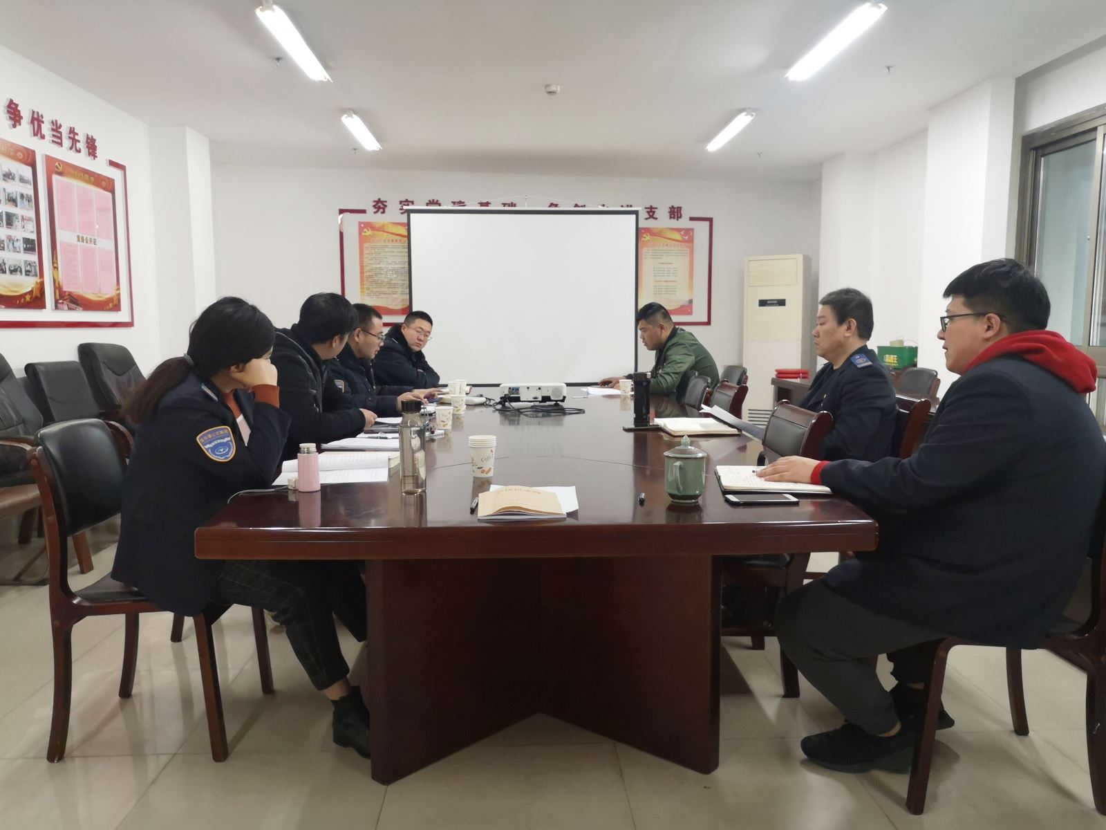 公交集团快速公交事业部召开优质服务法推进会