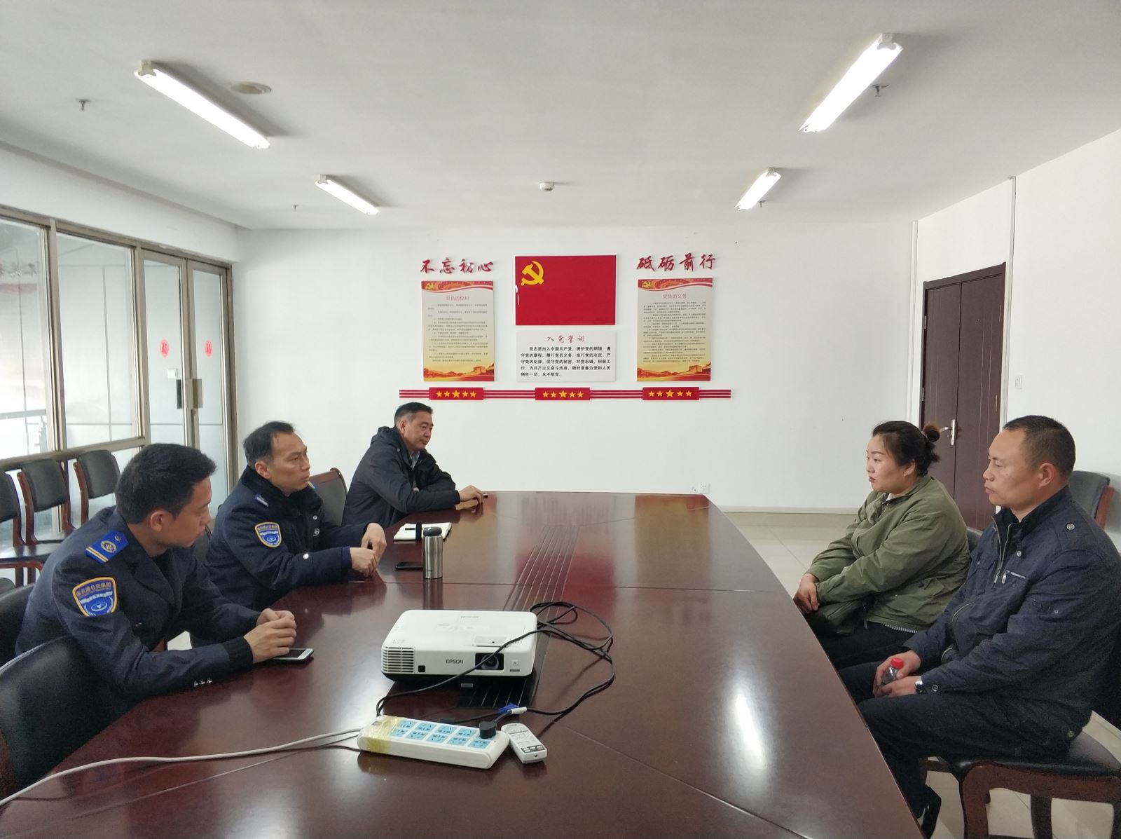 公交集团快速公交事业部召开新入职驾驶员家属座谈会