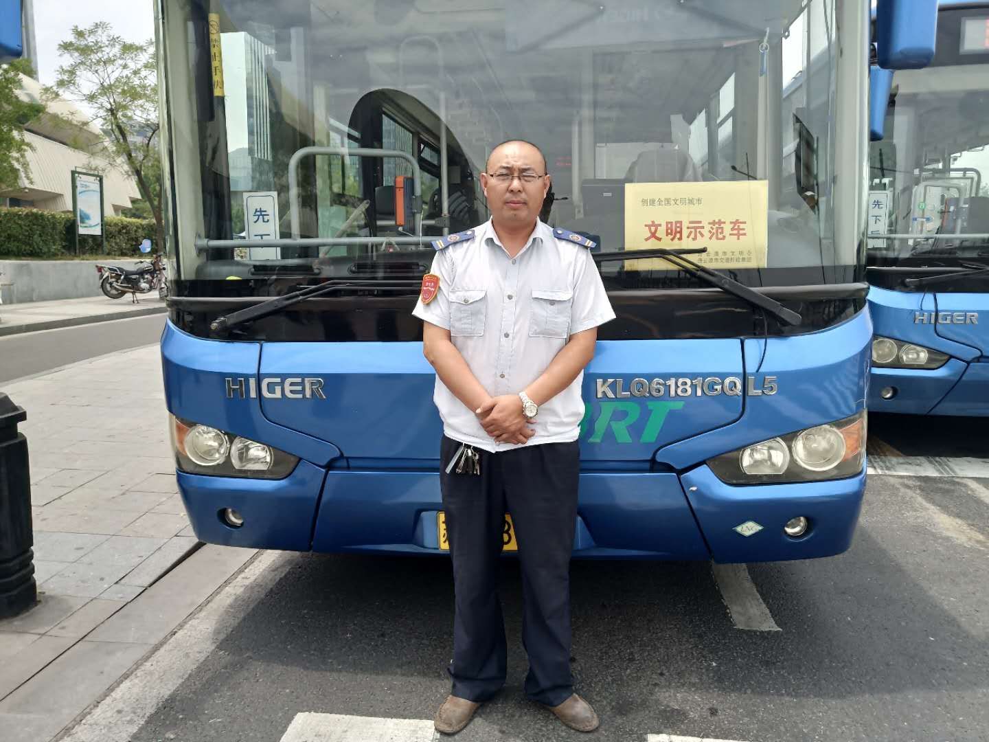 公交集团快速公交事业部B1线驾驶员李大永助人为乐获表扬