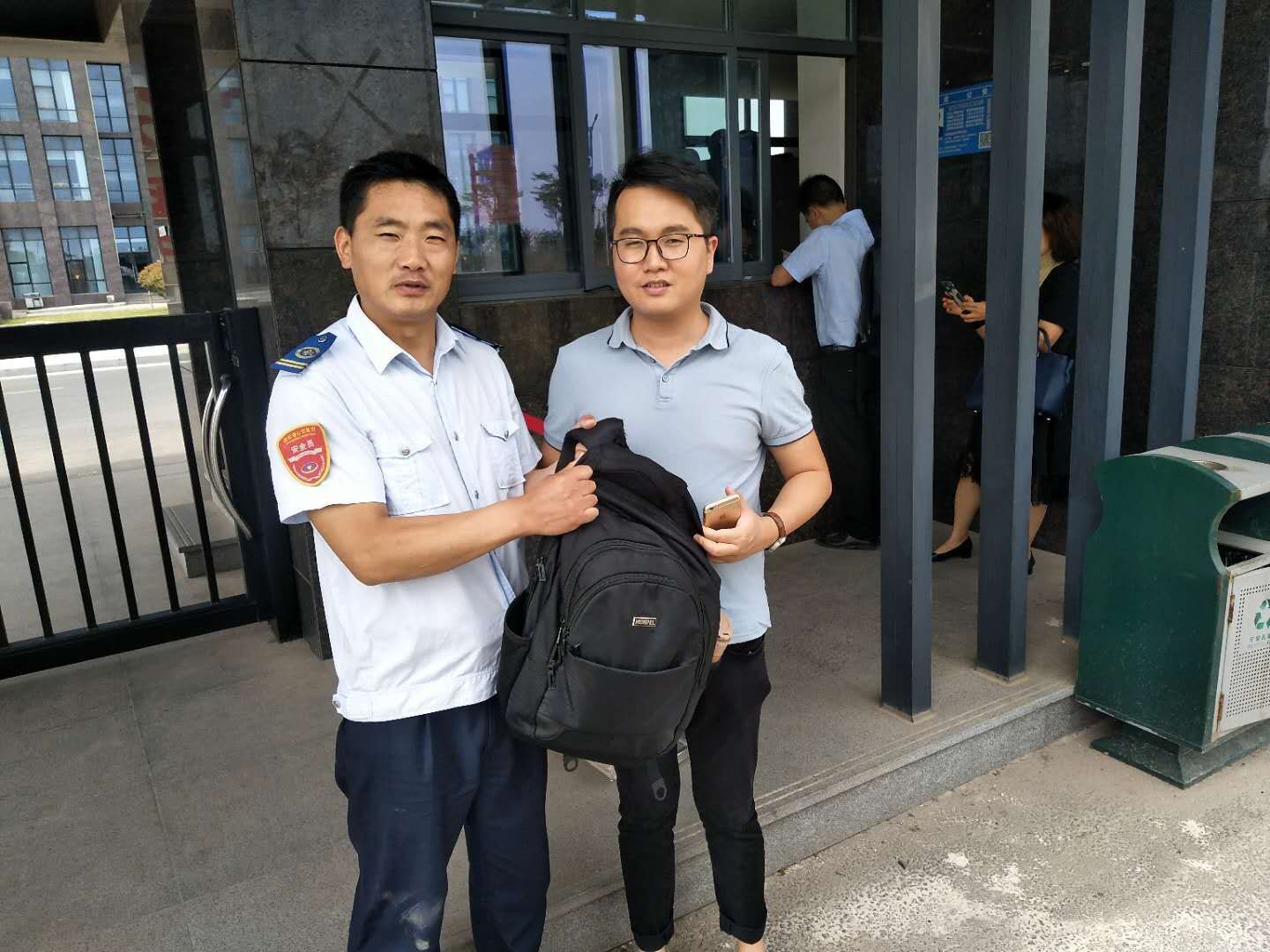 公交集团经营发展事业部通勤线驾驶员刘万利拾金不昧受表扬