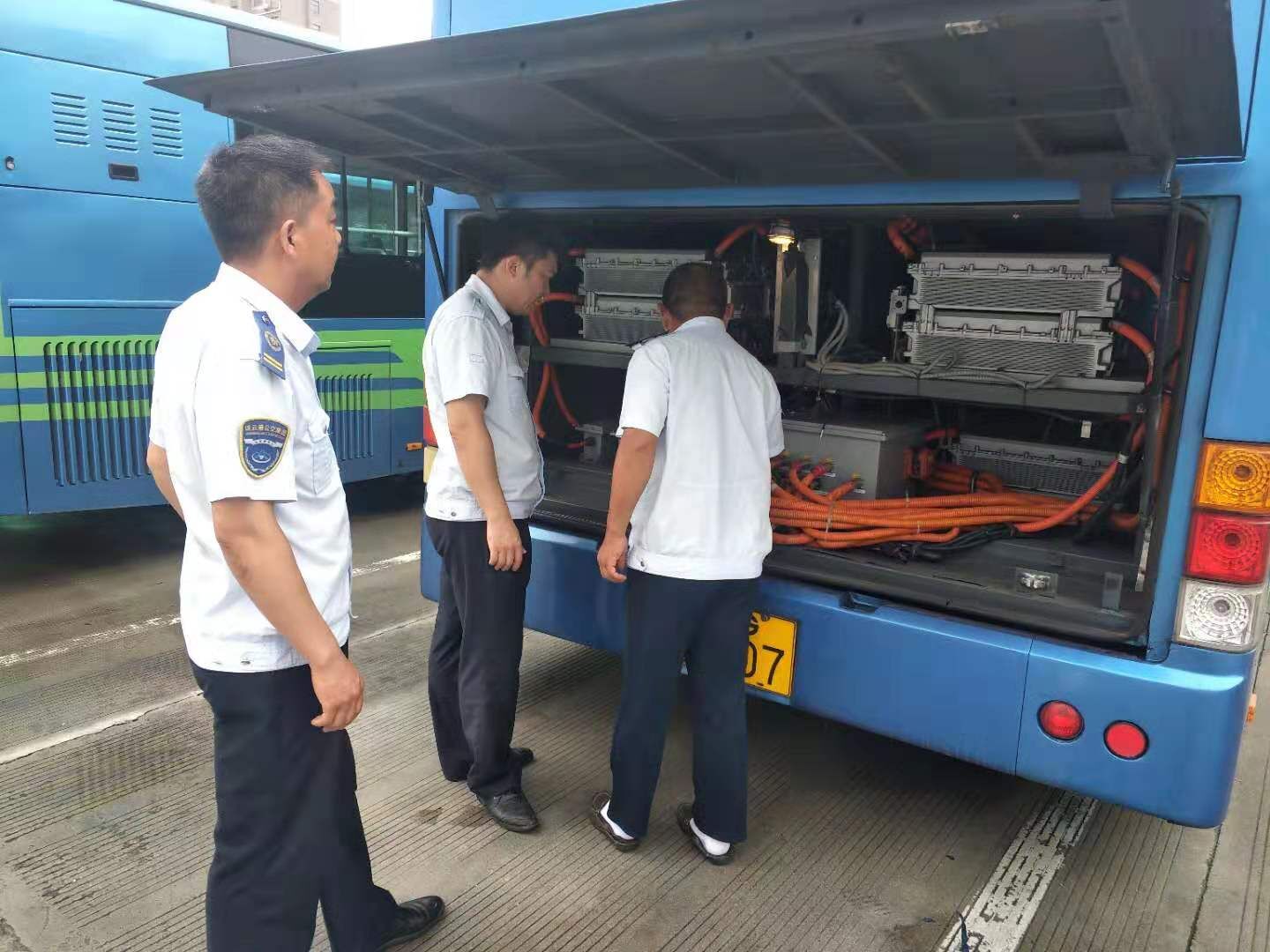 公交集团快速公交事业部开展高温天气车辆专项检查
