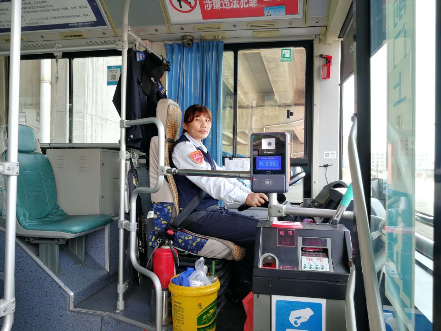 公交集团快速公交事业部B3线驾驶员王东芹、成兴芳热心服务受表扬