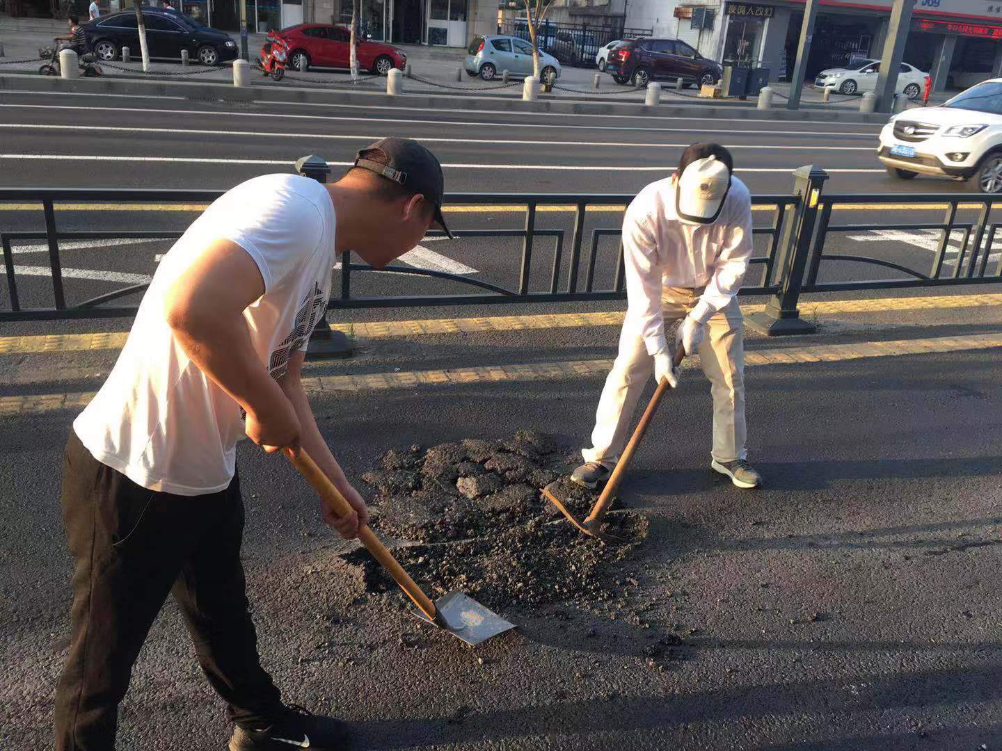 公交集团快速公交事业部上路上线修复起鼓路面