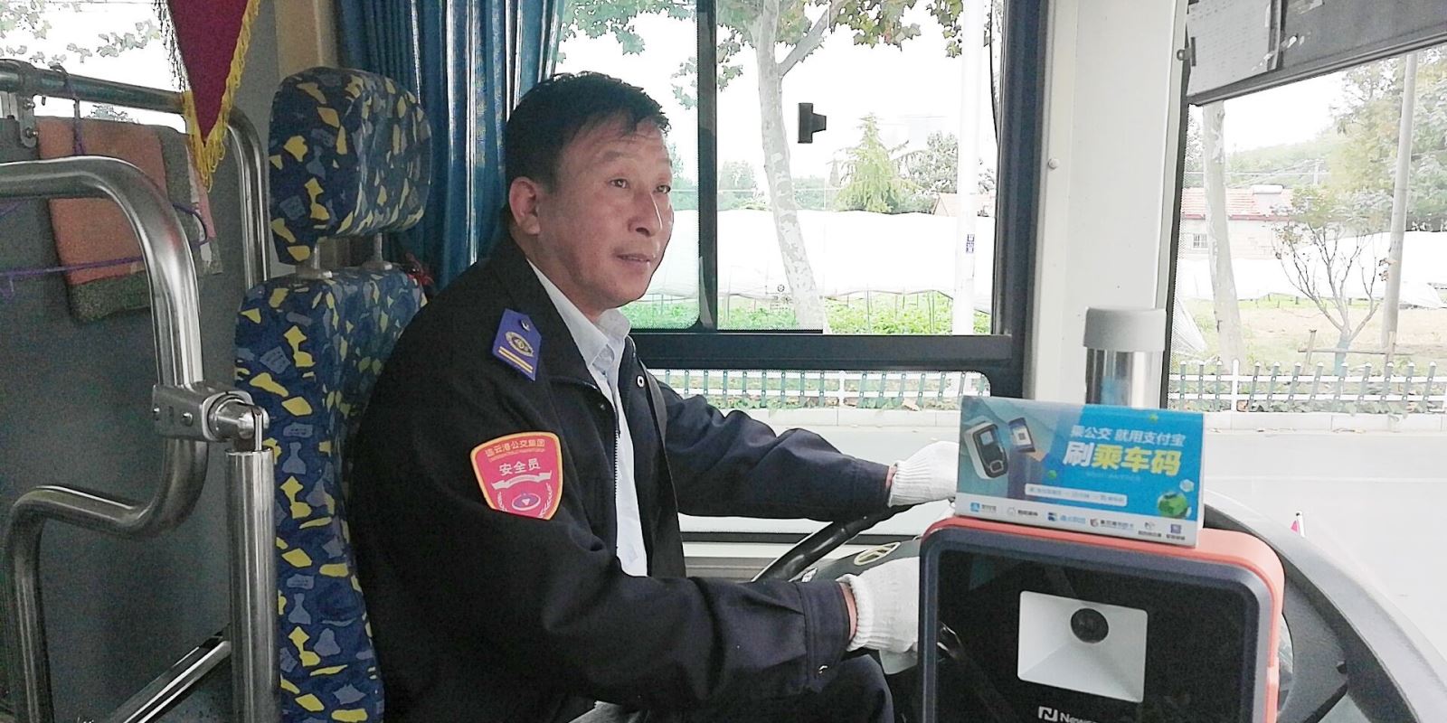暖心！老人迷路，公交驾驶员联手护送安全送回