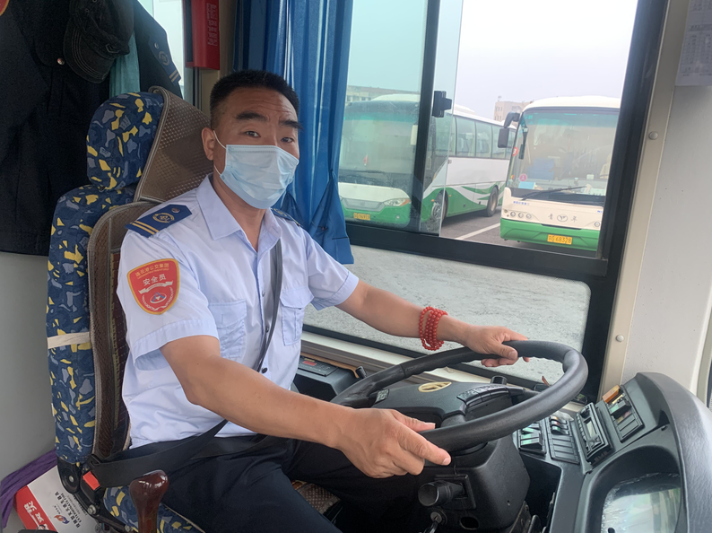 公交集团公交事业一部20路驾驶员芦亚拾金不昧受赞扬