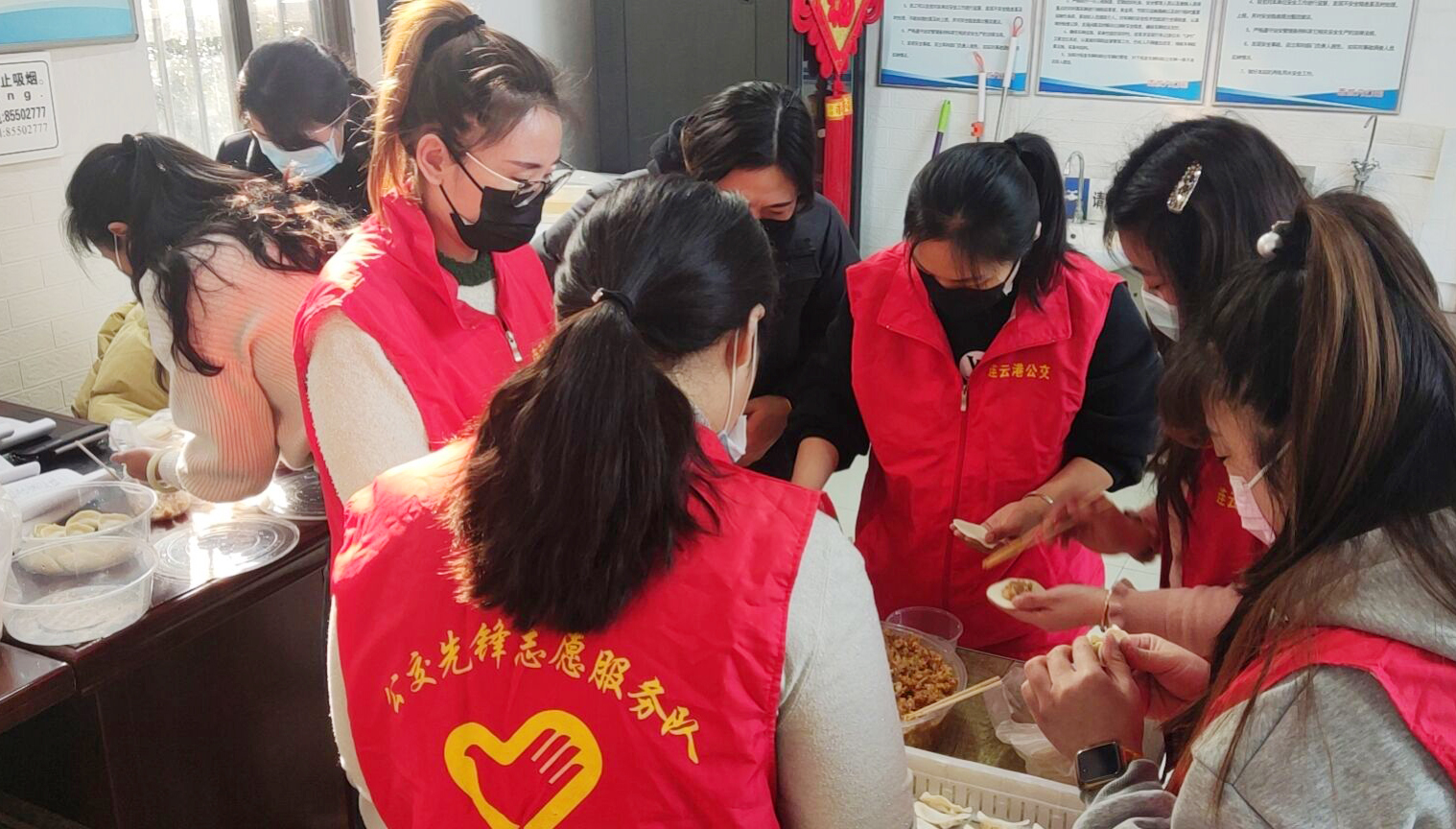 喜迎新春包饺子，情意暖暖过大年