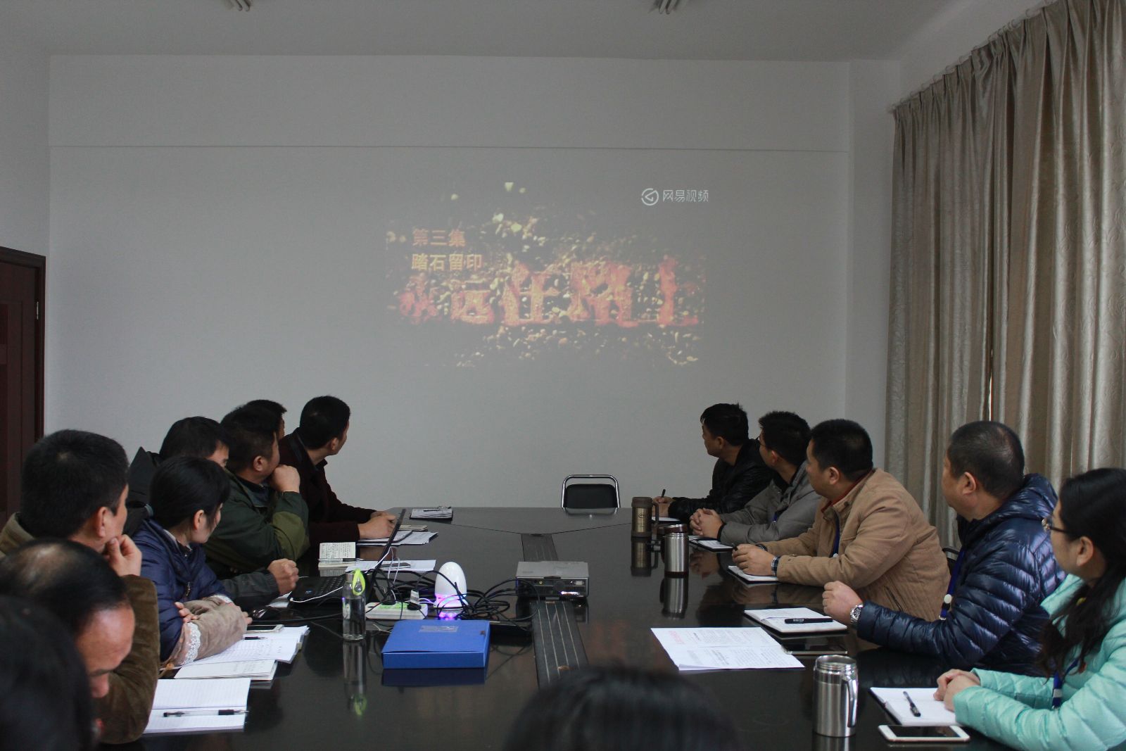 公交东部公司积极组织观看专题片《永远在路上》