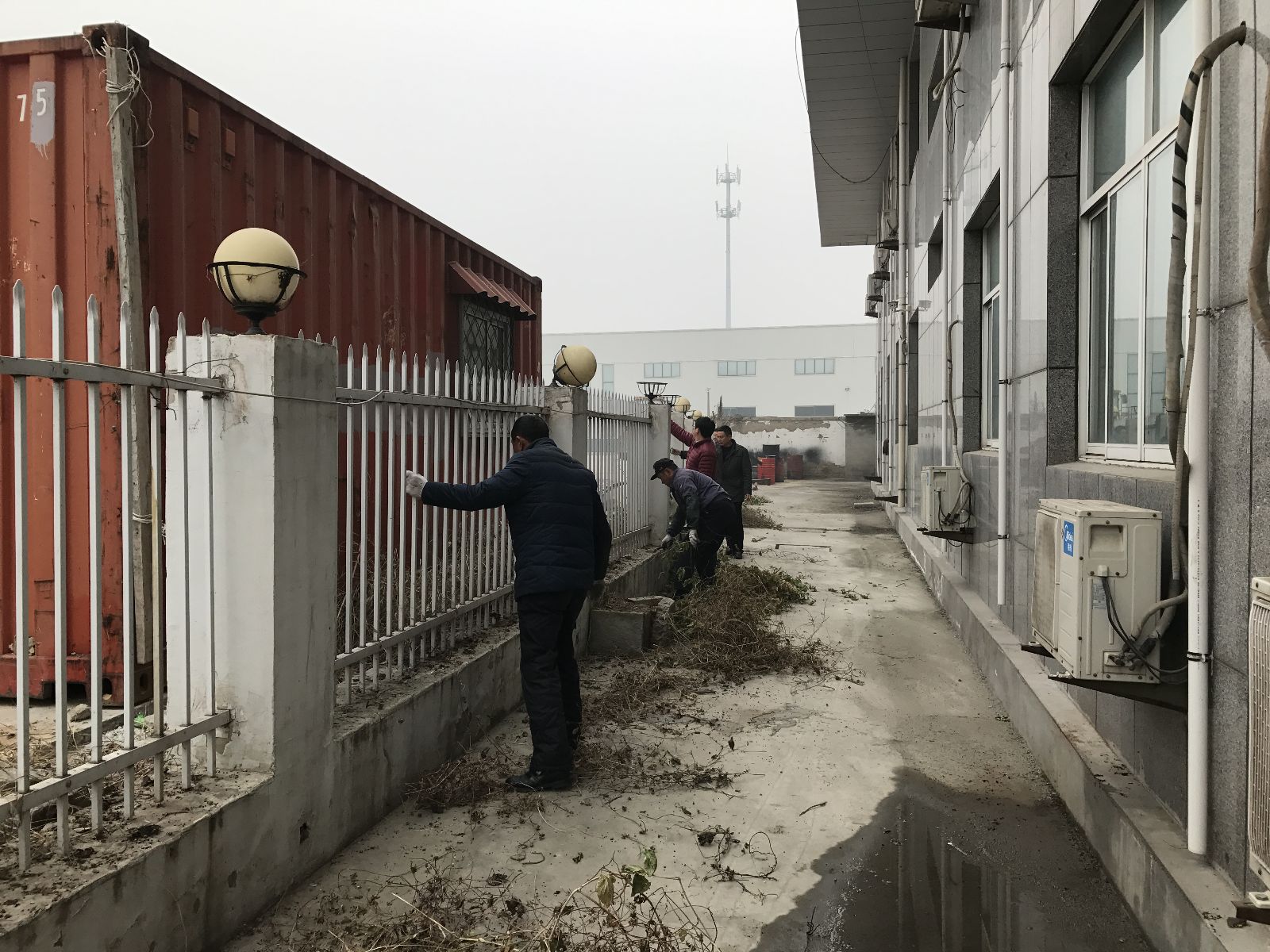 公交东部公司开展大港路场站及公司总站卫生整治活动