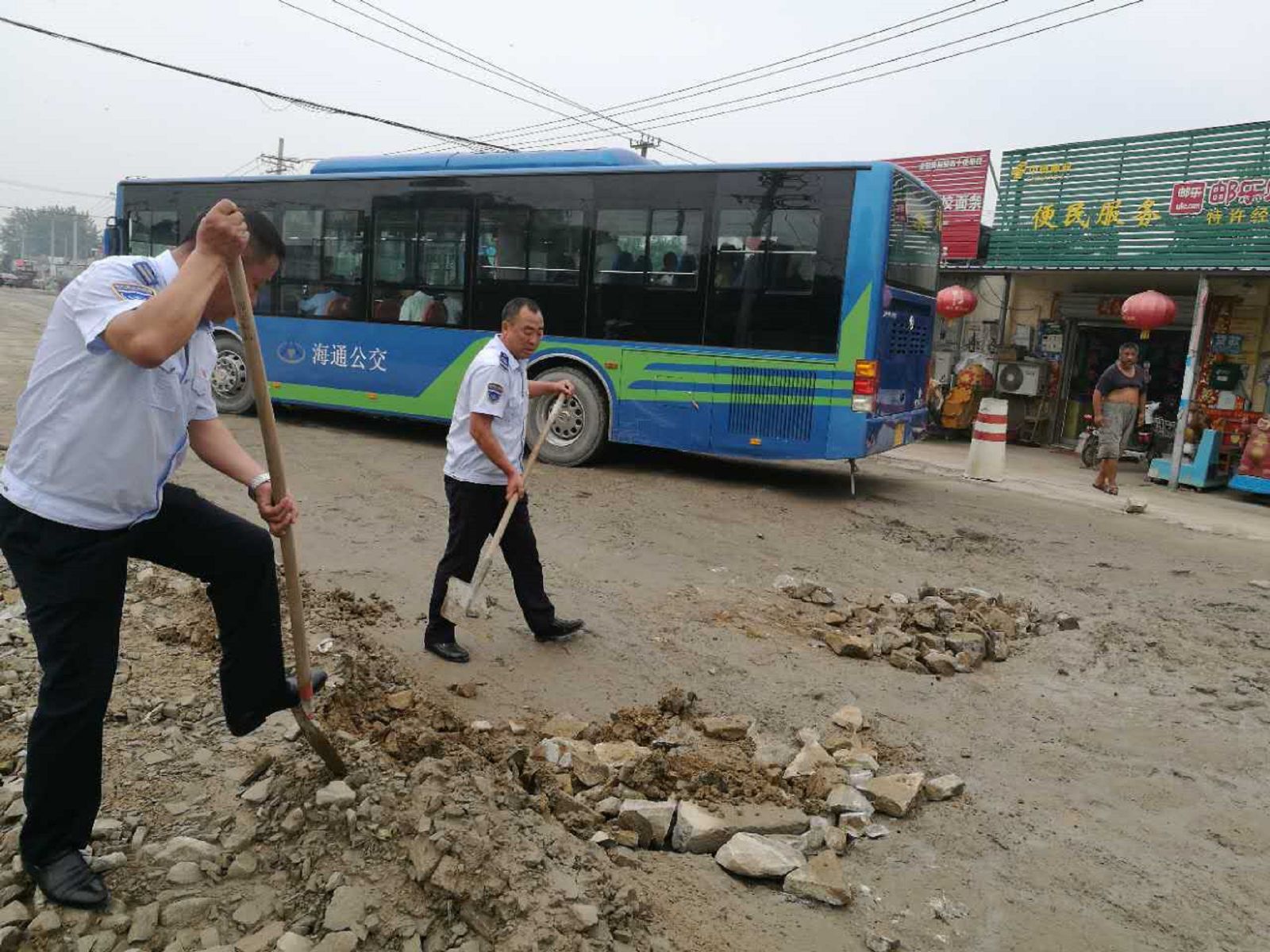 公交海州公司修补破损路面传递创文正能量