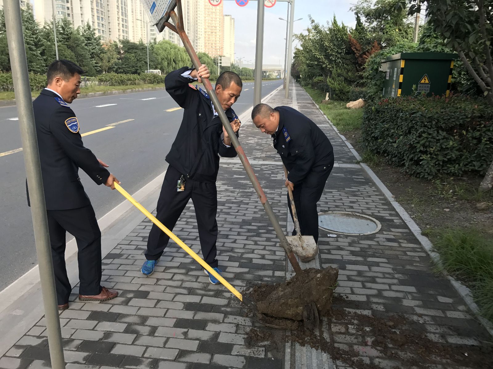 公交东部公司做好公交站牌维护工作