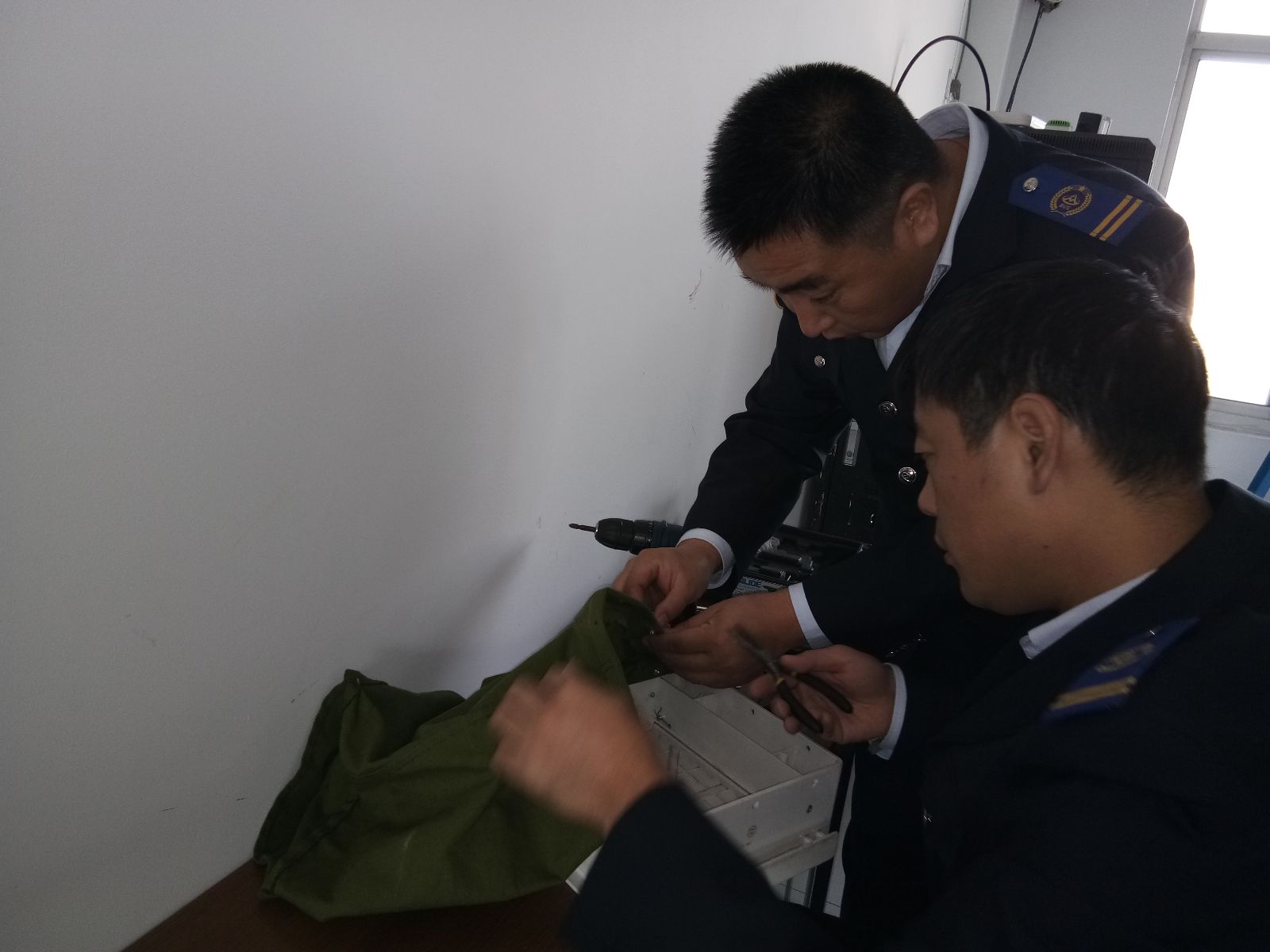 公交东部公司运营信息科持续做好投币箱钱袋维修工作