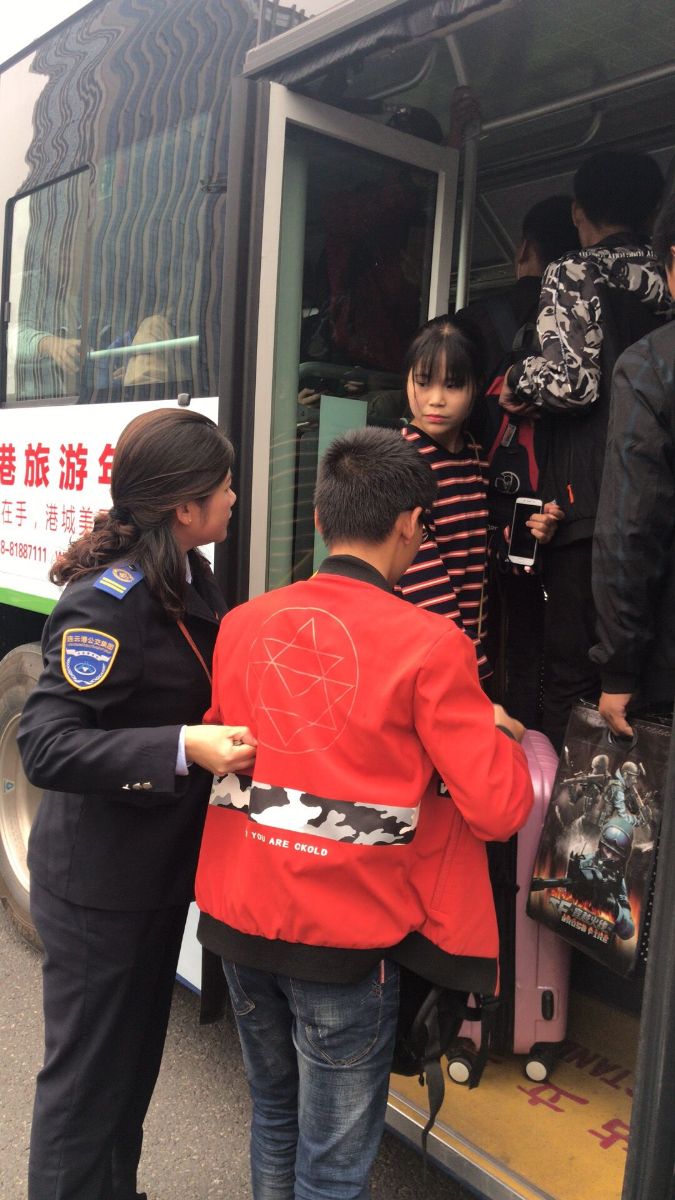 公交集团新浦公司坚持大学城客流高峰期现场管理工作