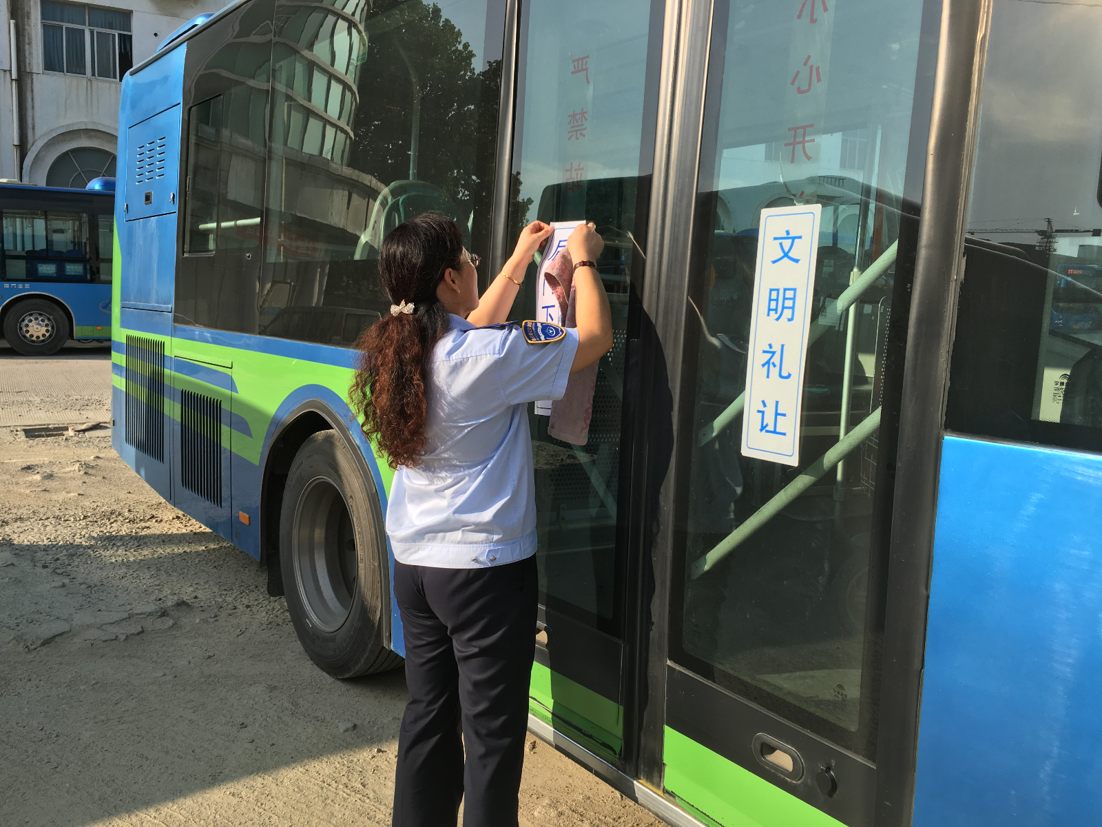 公交新浦公司对标识标贴进行排查